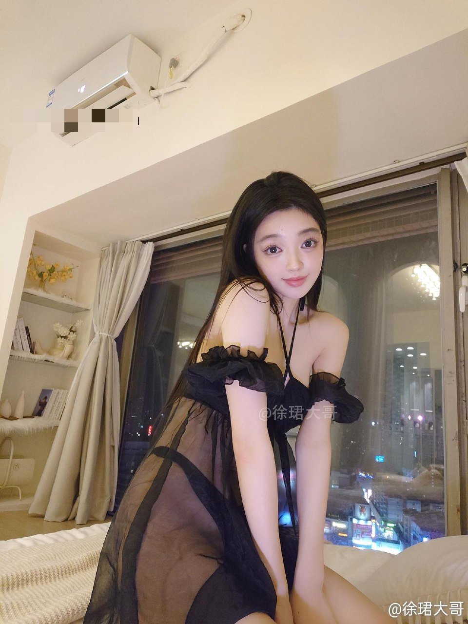 抖音 徐珺大哥 微密圈 - 窗边夜景的氛围感拿捏(第3张,共5张)