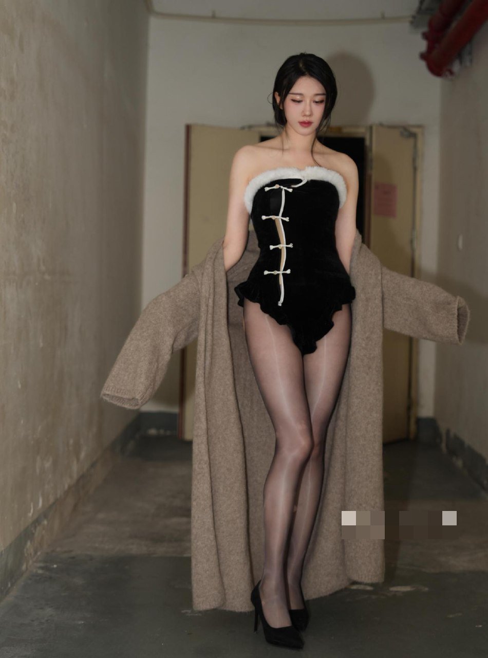 抖音 轩子巨二兔 秘语空间 COS写真图集(第1张,共4张)