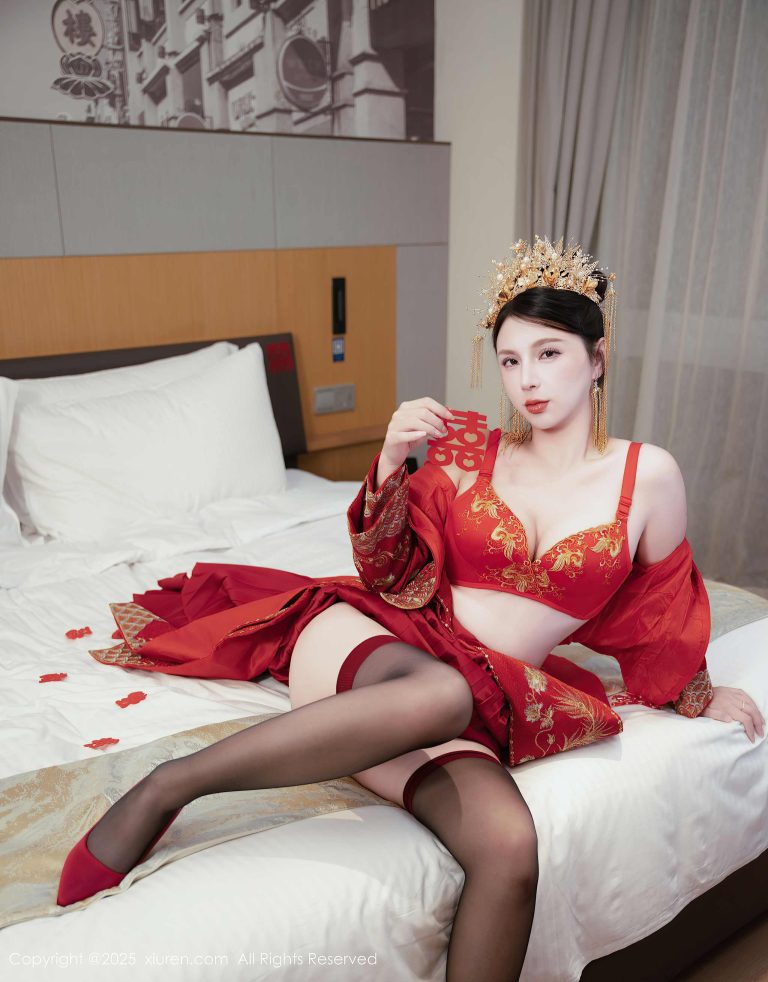 Xiuren秀人网2025.10.14 小蛮妖Yummy66+/ - 红边黑丝的撞色平衡了面料厚重感(第4张,共5张)