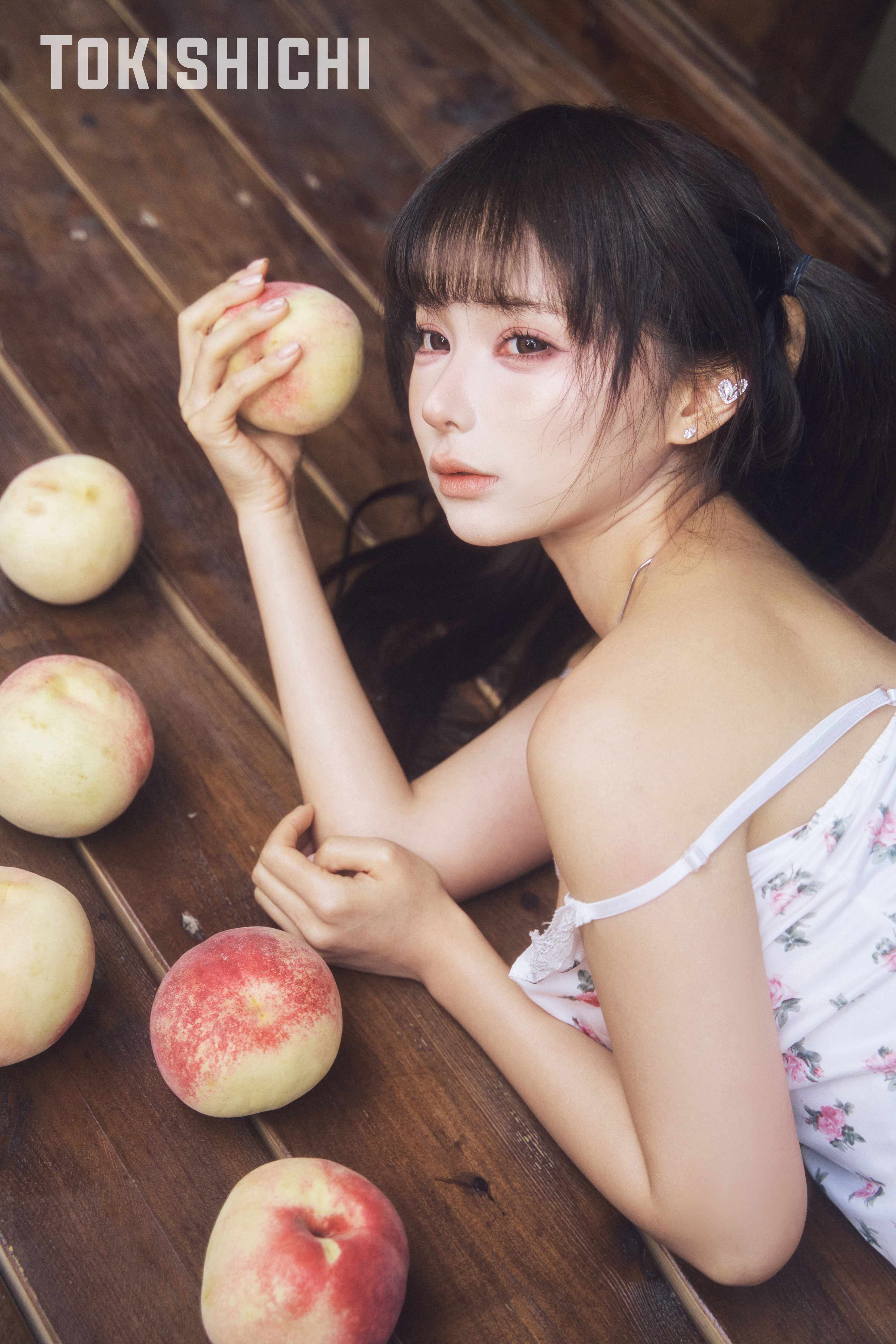 蠢沫沫 桃子 - 旧木廊的光影适配,完全踩中夏日感(第1张,共3张)