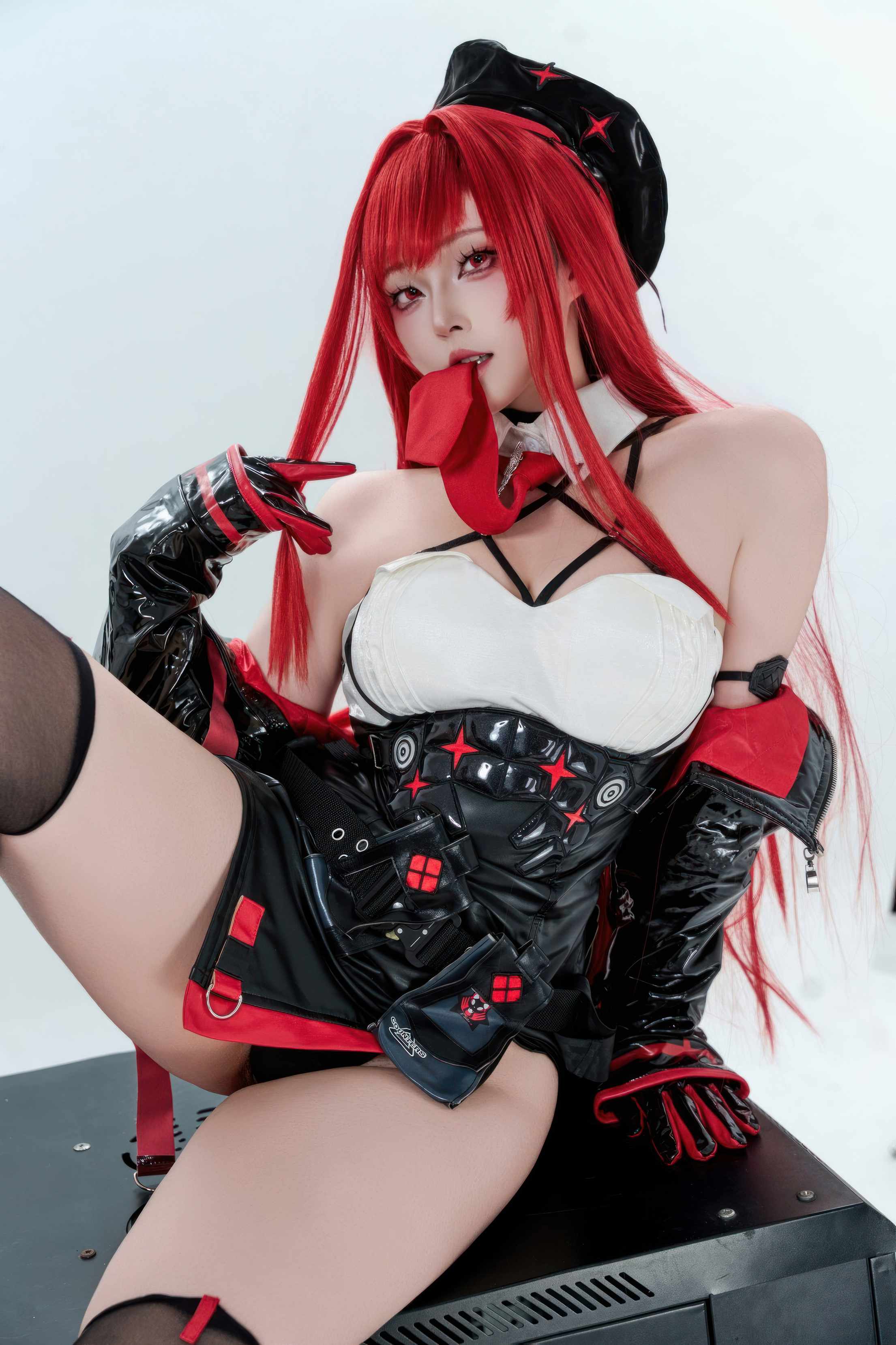 Natsuko夏夏子 – Nikke胜利女神 拉毗·小红帽 - 白棚里的松弛感反差(第2张,共3张)