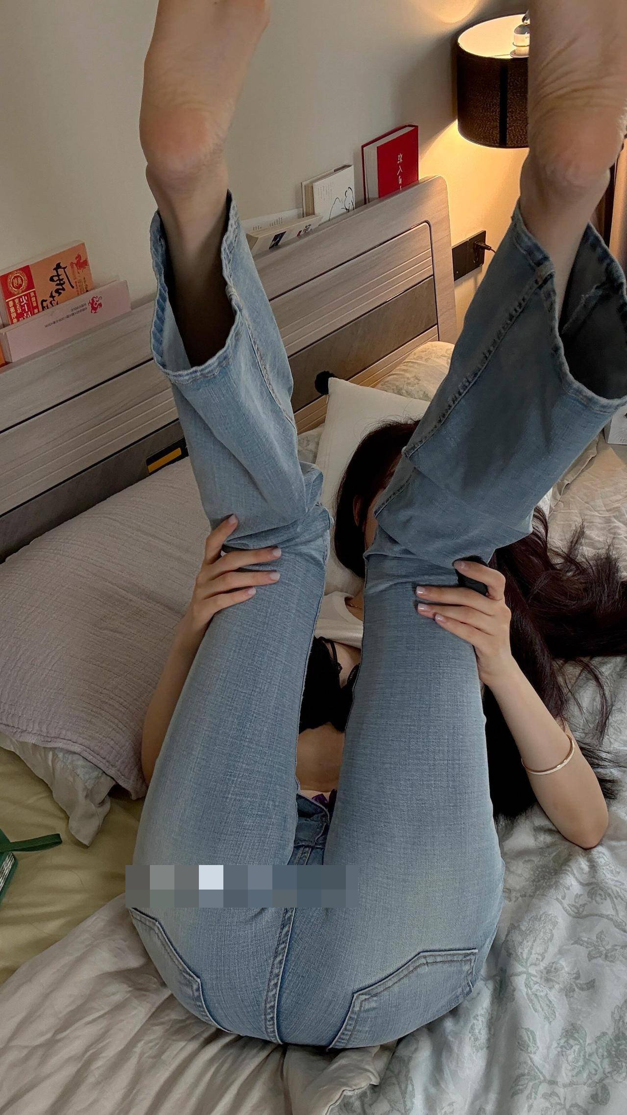 抖音 唐十七 秘语空间 - 倒置构图弱化了摆拍痕迹(第2张,共3张)