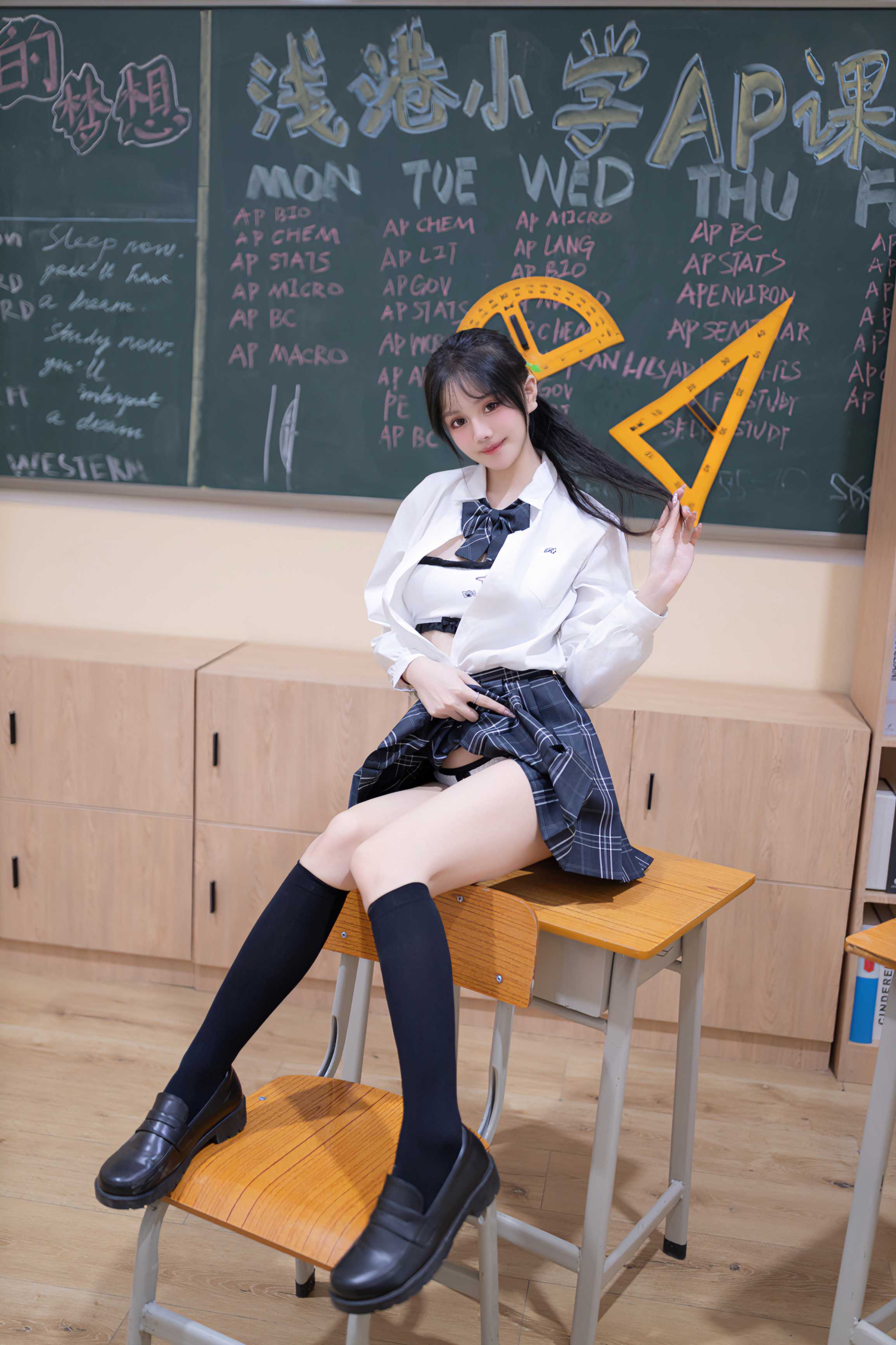 谢小蒽(幼幼) – 教室调教 - 开篇校服造型的分寸感刚好(第3张,共3张)