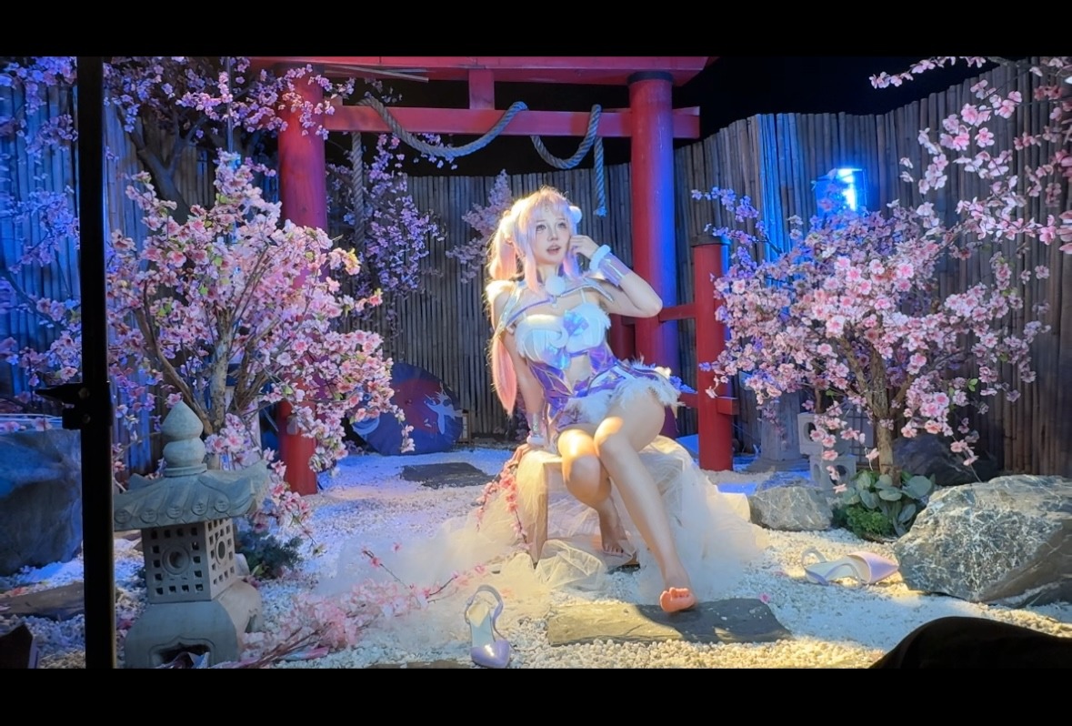 阿薰kaOri – 永劫无间·殷紫萍 - 镭射面料的反光处理踩得特别准(第2张,共4张)