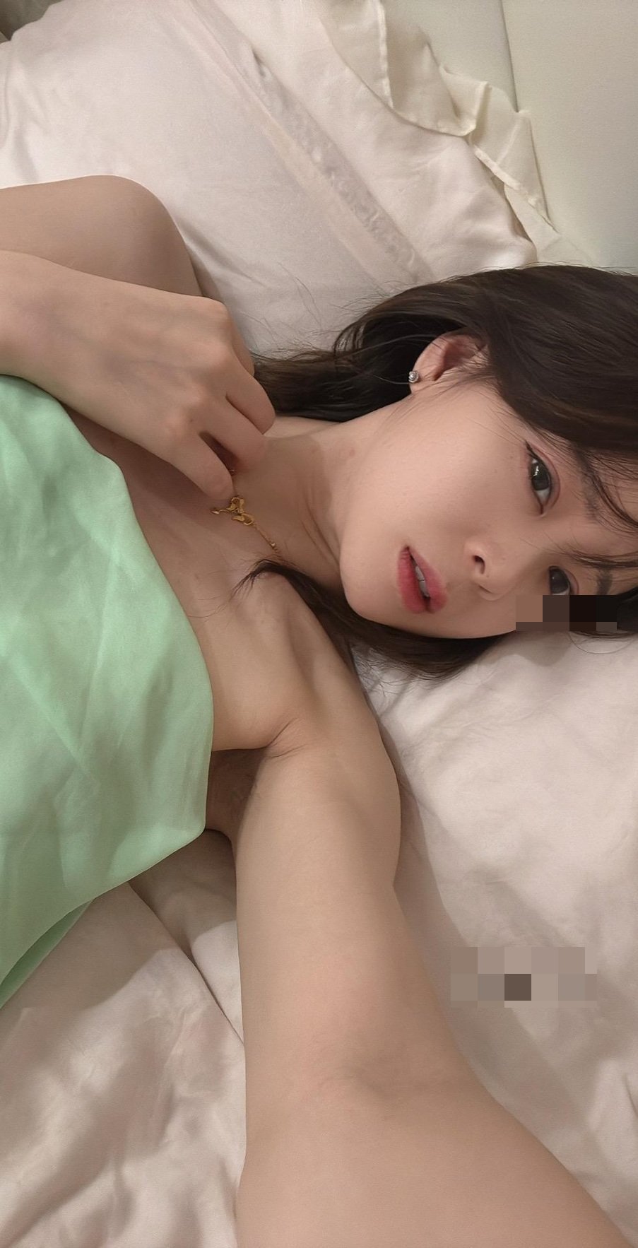 抖音七七仙女秘语空间007期,暖调光影烘托的清甜气质太动人
