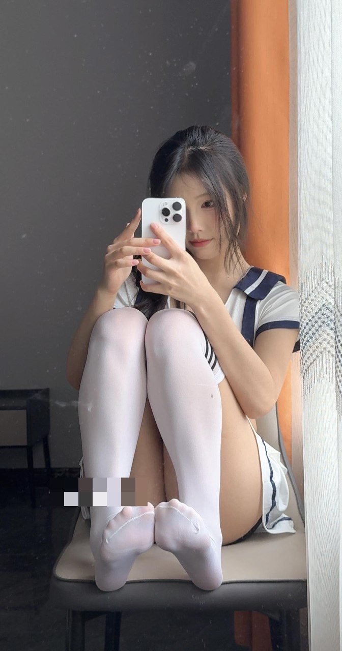 抖音 奶洋洋 岛遇 - 窗边对镜拍是整组最出片的部分(第3张,共3张)