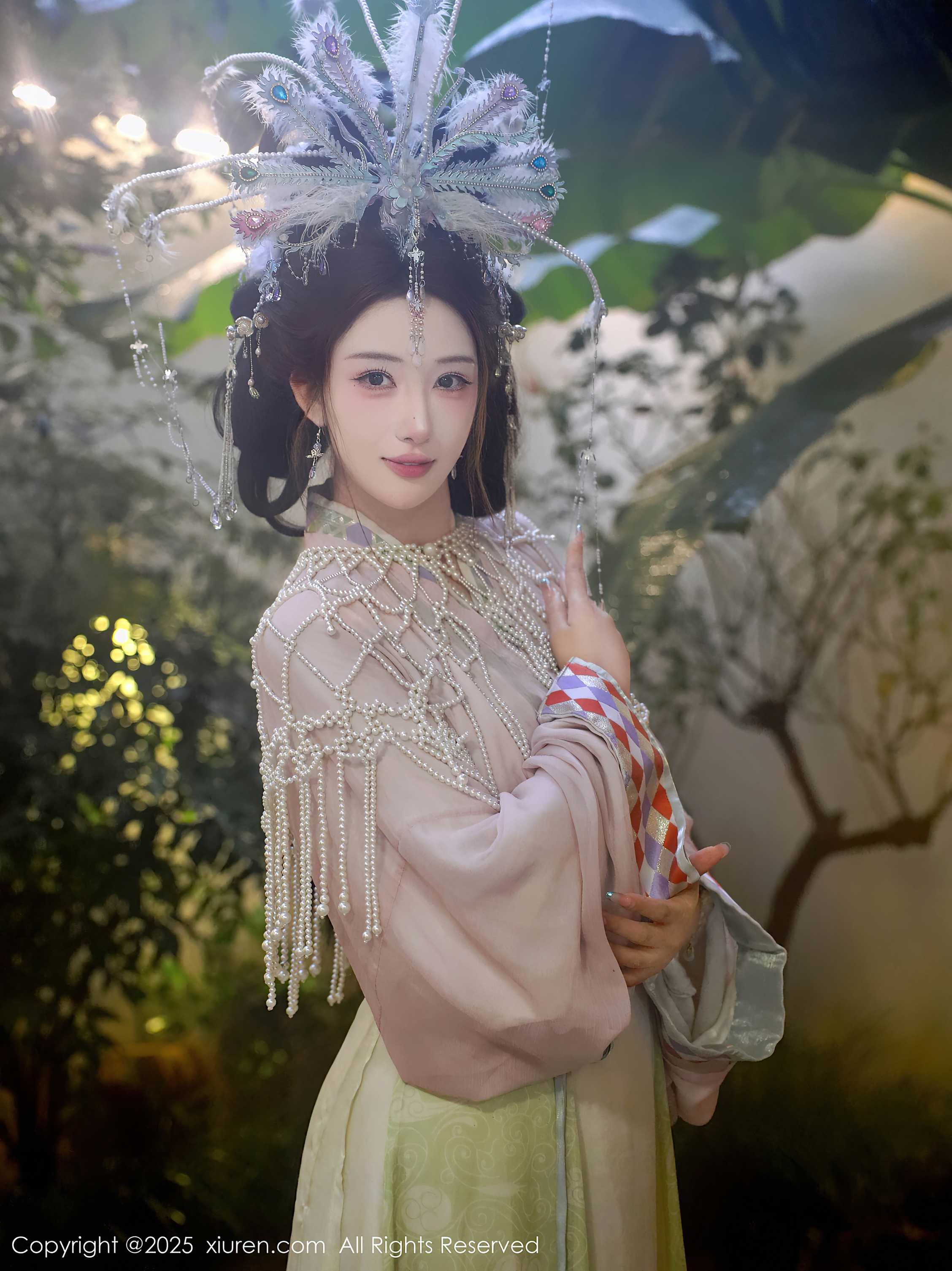 秀人网梨霜儿最新写真上新，灵动造型满屏都是氛围感