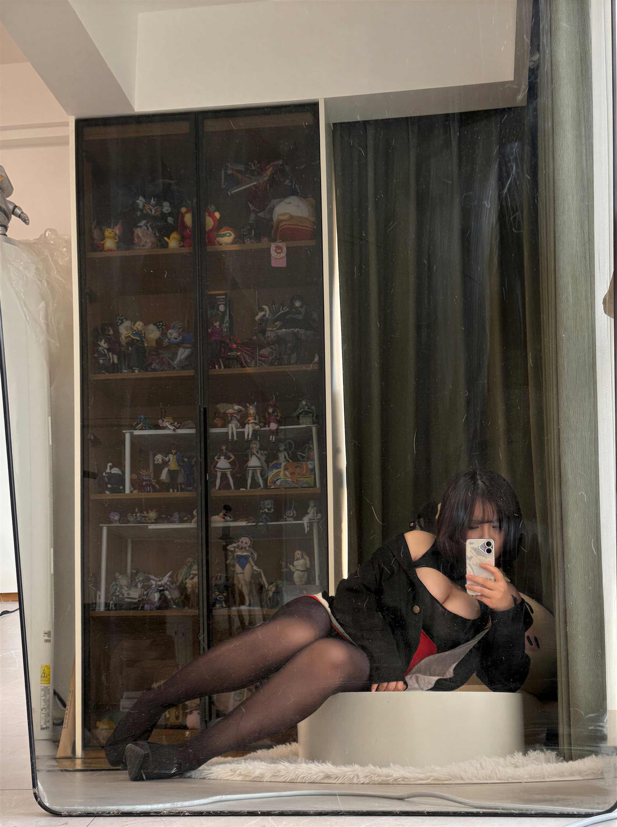 阿半今天很开心 社畜自拍 - 黑西装的松弛感,完全不像摆拍的职场造型(第3张,共3张)