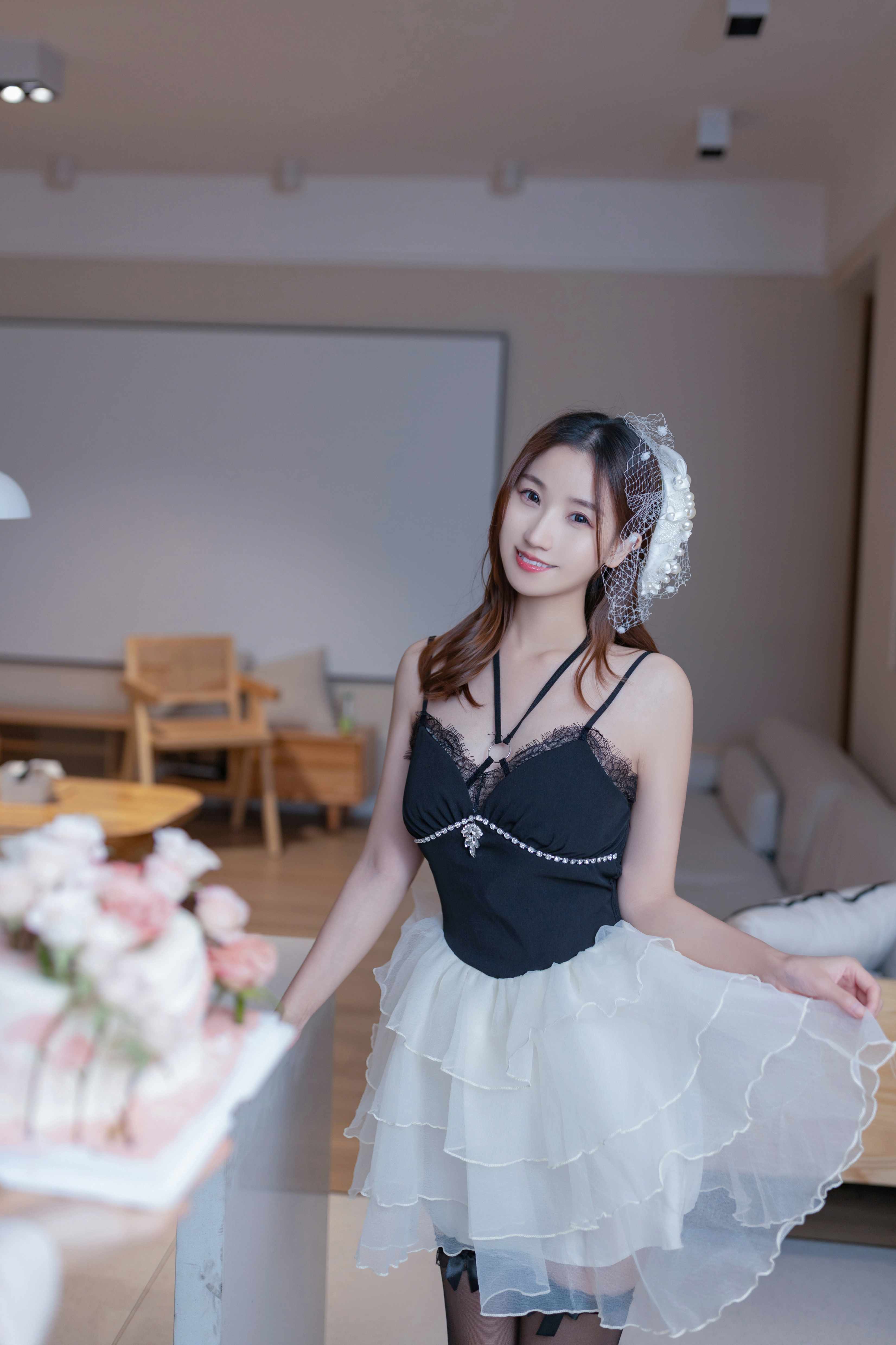 杏子 – 生日快乐 - 黑吊带配白纱裙的撞色处理(第3张,共5张)