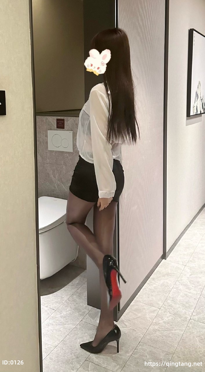 抖音 月光之下 轻糖乐园 - 镜面反光的小心思藏在走廊转角（第3张，共5张）
