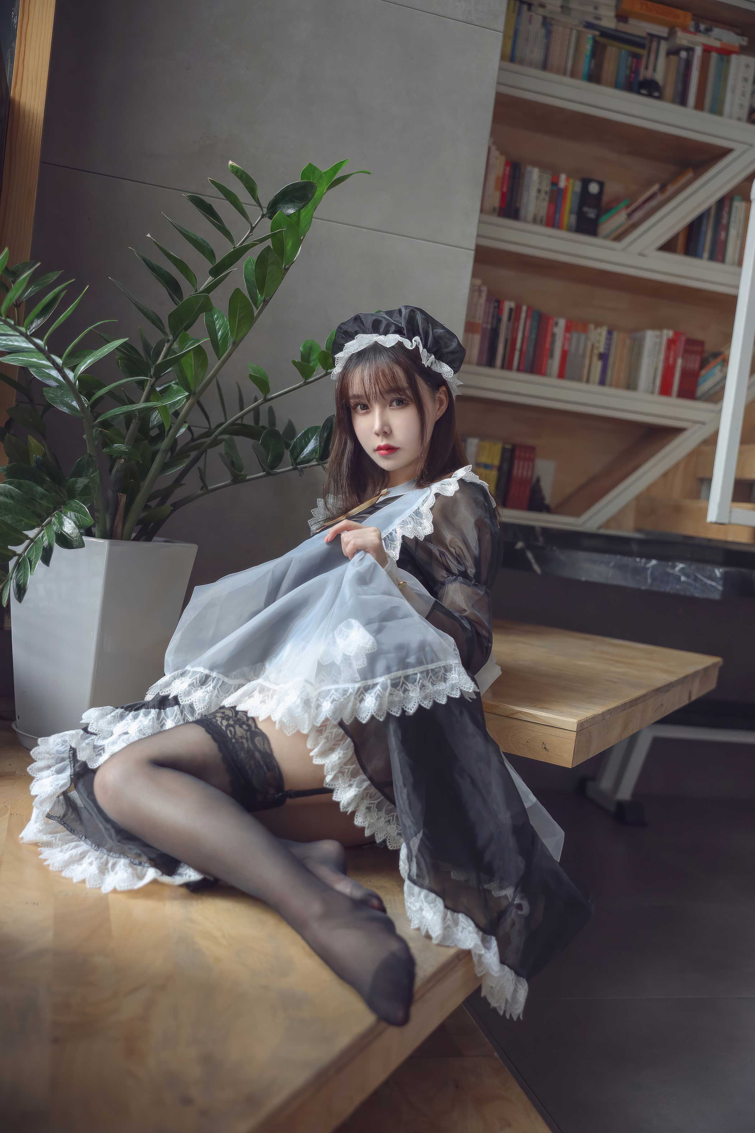 亚马逊鲶鱼 – 黑色透明女仆 - 全明书房的取景思路,跳出常规棚拍(第4张,共4张)