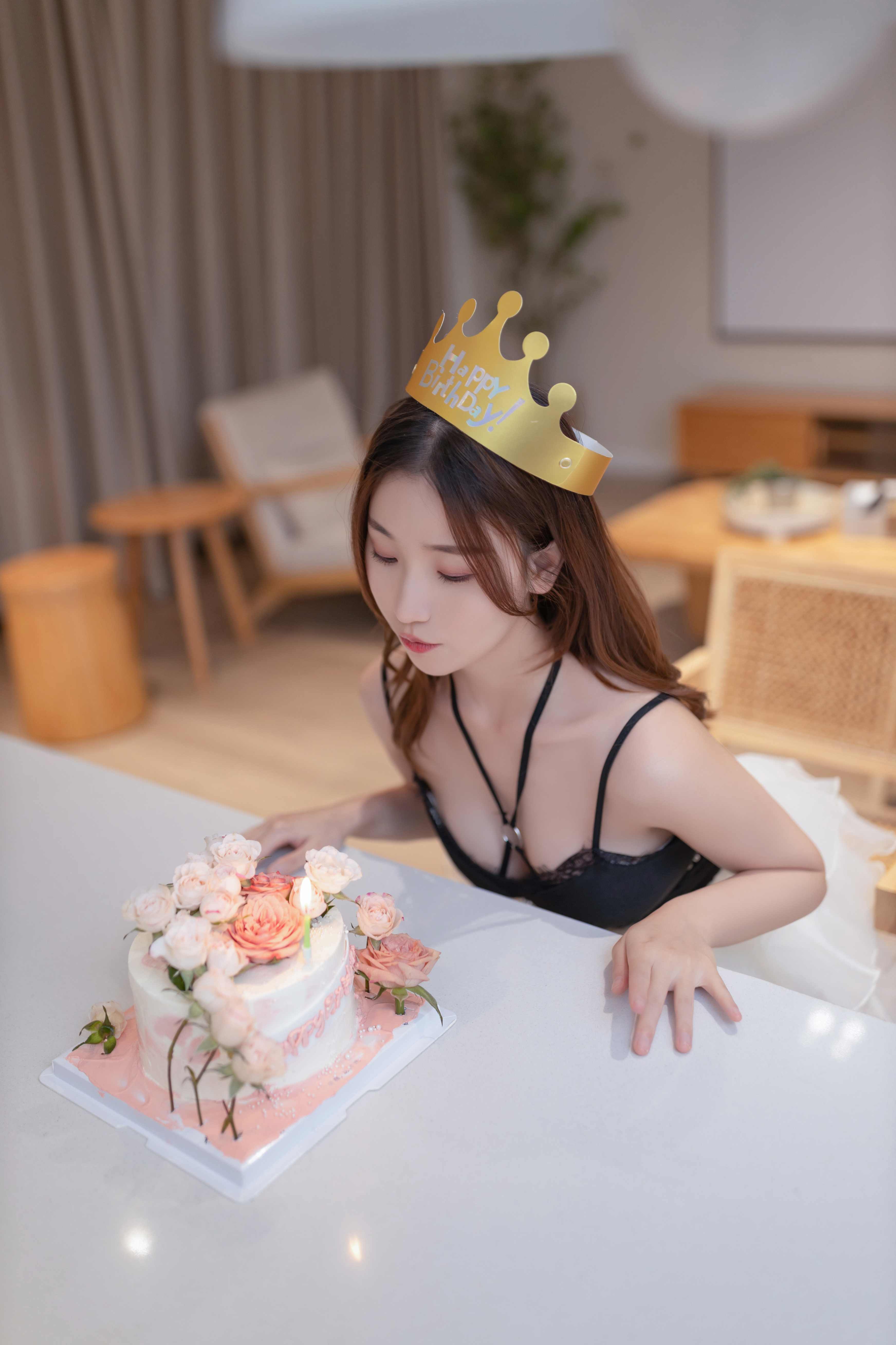 杏子 – 生日快乐 - 黑吊带配白纱裙的撞色处理(第2张,共5张)