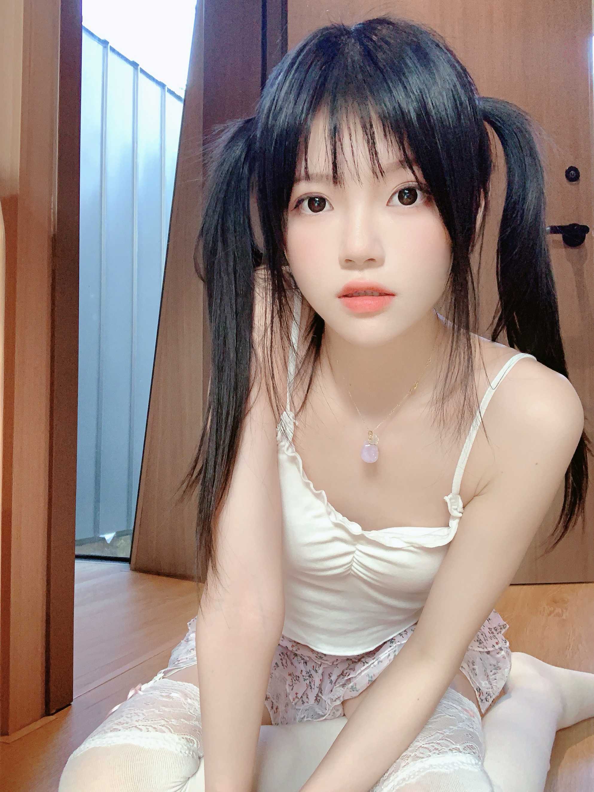 桜桃喵 – 碎花 自拍 - 棉袜的肌理感比油亮丝袜适配度高太多(第5张,共5张)