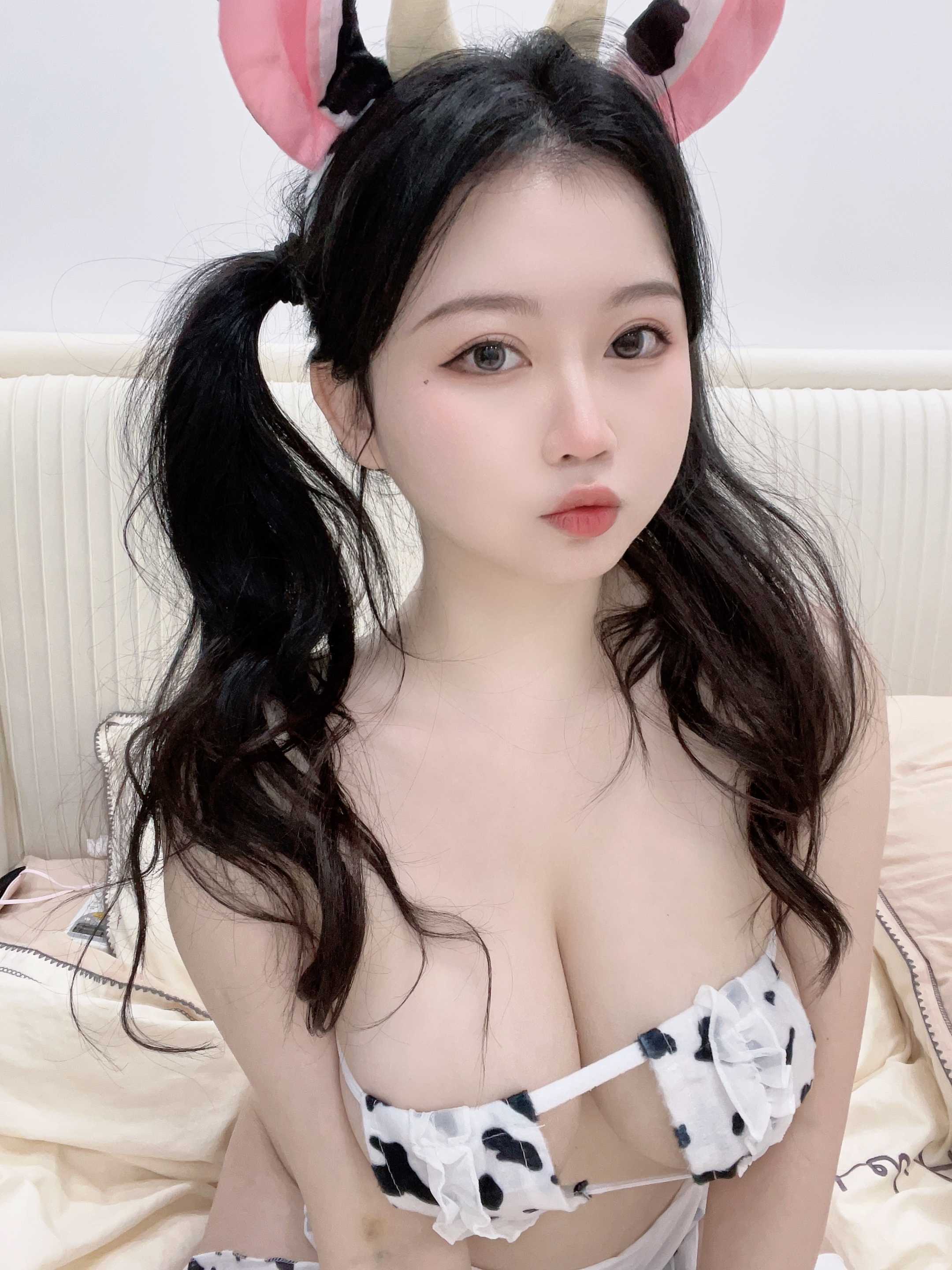 是依酱吖奶牛主题作品:软萌甜美的奶系穿搭氛围感拉满