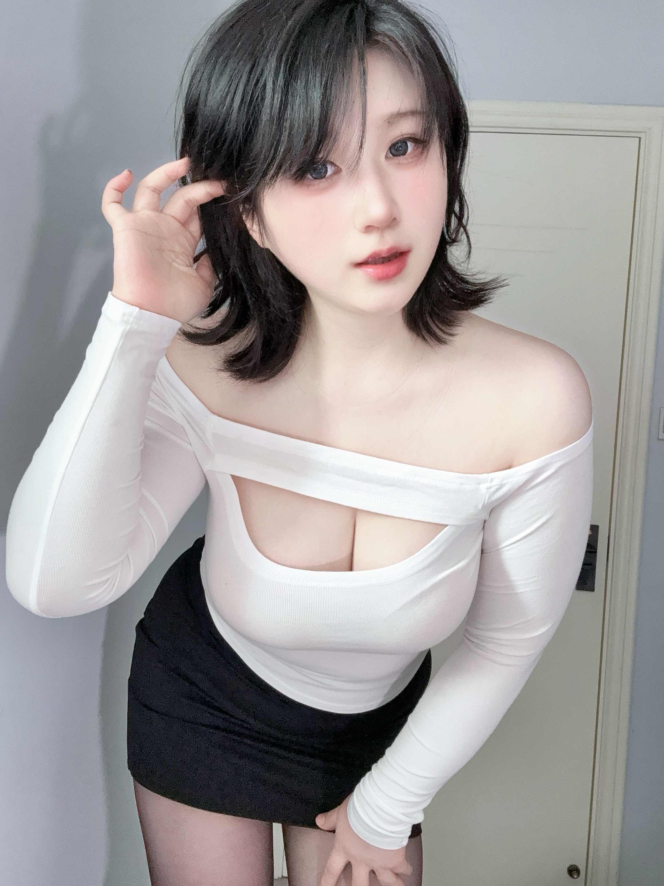Zyra秋 妈妈的裙子 - 领口的横条镂空是整套造型最巧的设计（第3张，共4张）