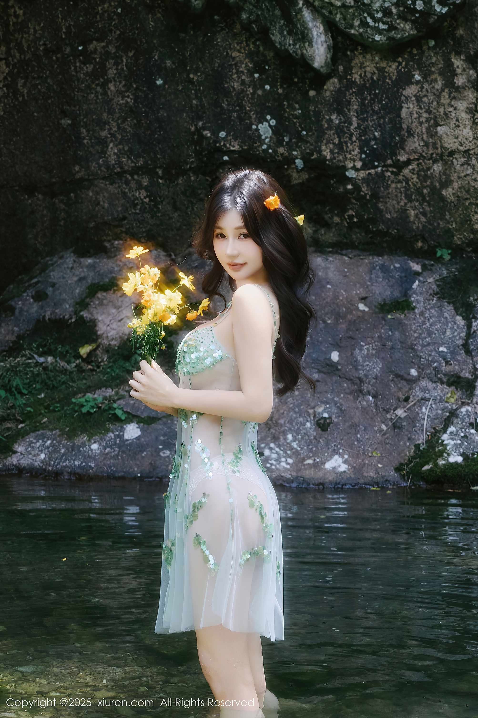 Xiuren秀人网尹甜甜sunny全新写真上线，甜系灵动造型氛围感十足