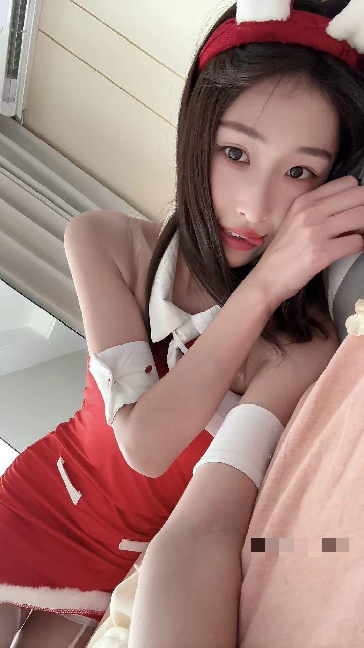 抖音 粉红小香猪 岛遇 - 窗边黄金半小时的侧光,打在皮肤上的颗粒感很软(第3张,共4张)