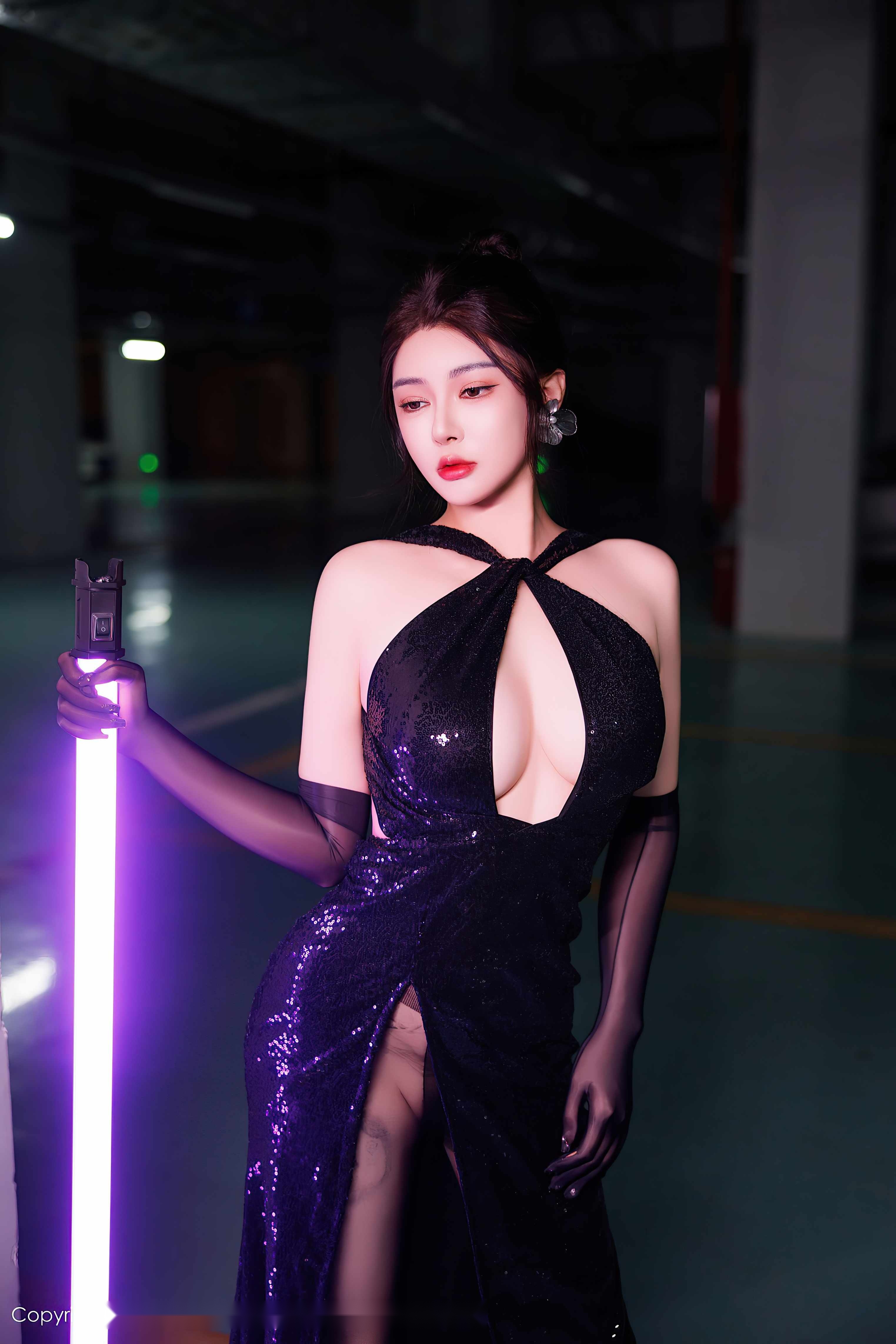 Xiuren秀人网2024.11.27 凯竹Quinn 82+／ - 地下车库的紫光灯玩法玩出了新感觉（第2张，共4张）