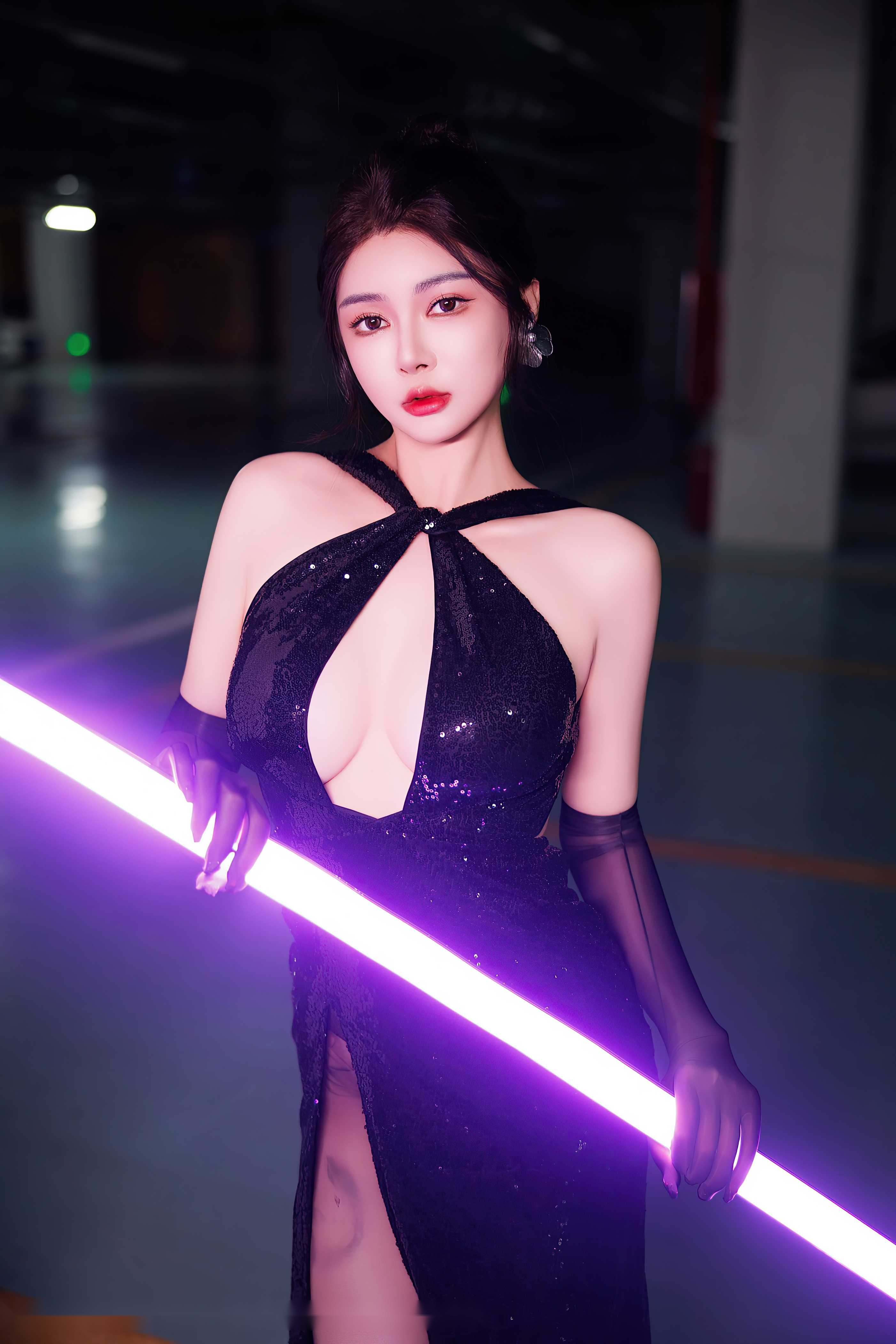 Xiuren秀人网2024.11.27 凯竹Quinn 82+／ - 地下车库的紫光灯玩法玩出了新感觉（第3张，共4张）