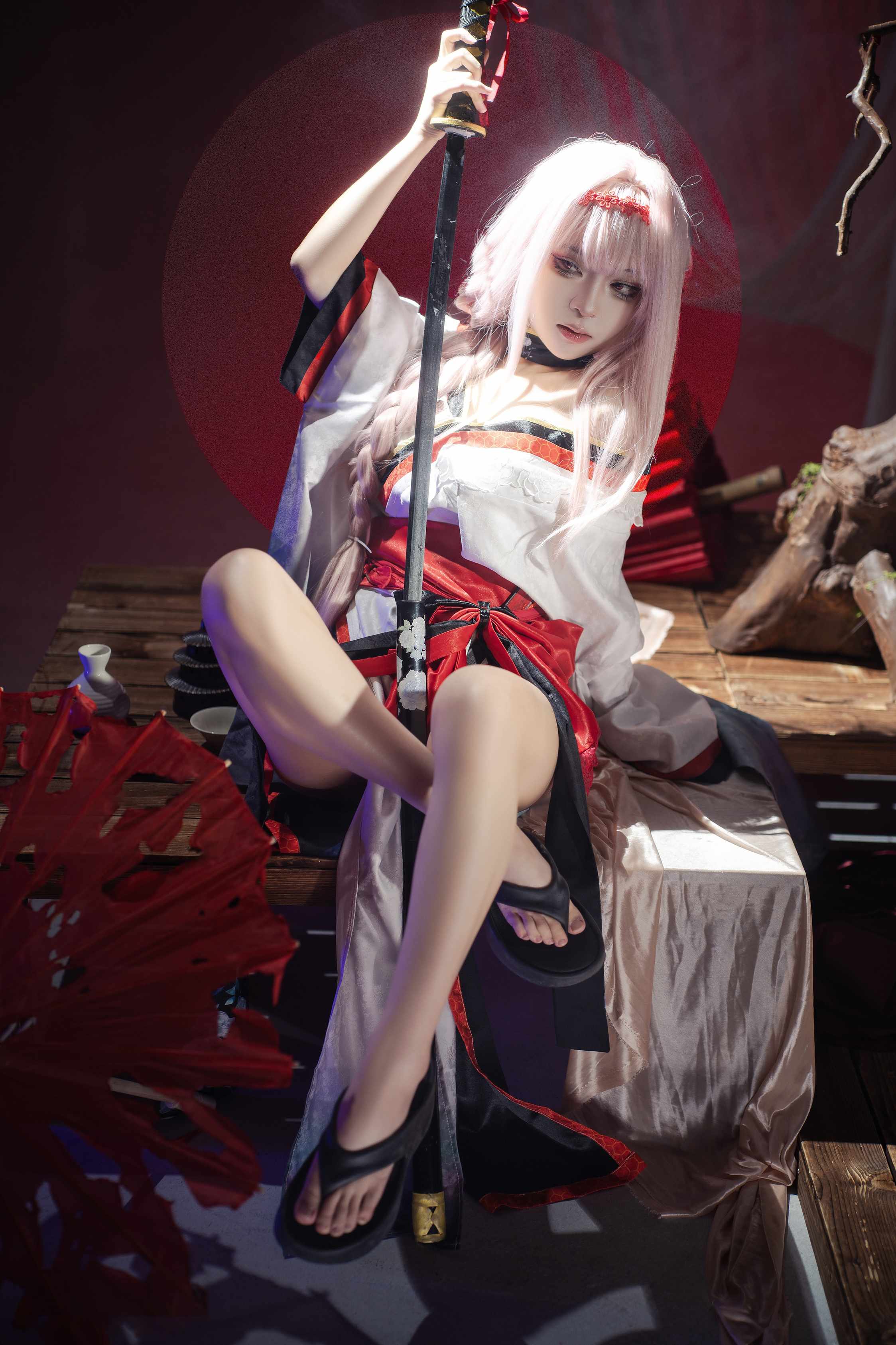 矢量鱼 Nikke胜利女神-暗莲 - 木台边的碎道具，全是埋好的小彩蛋（第2张，共3张）