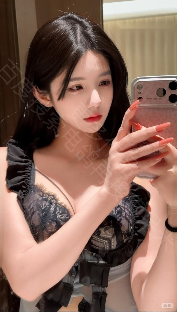 抖音 八酱 岛遇 - 她的指甲油颜色在画面里起到什么作用?(第2张,共2张)