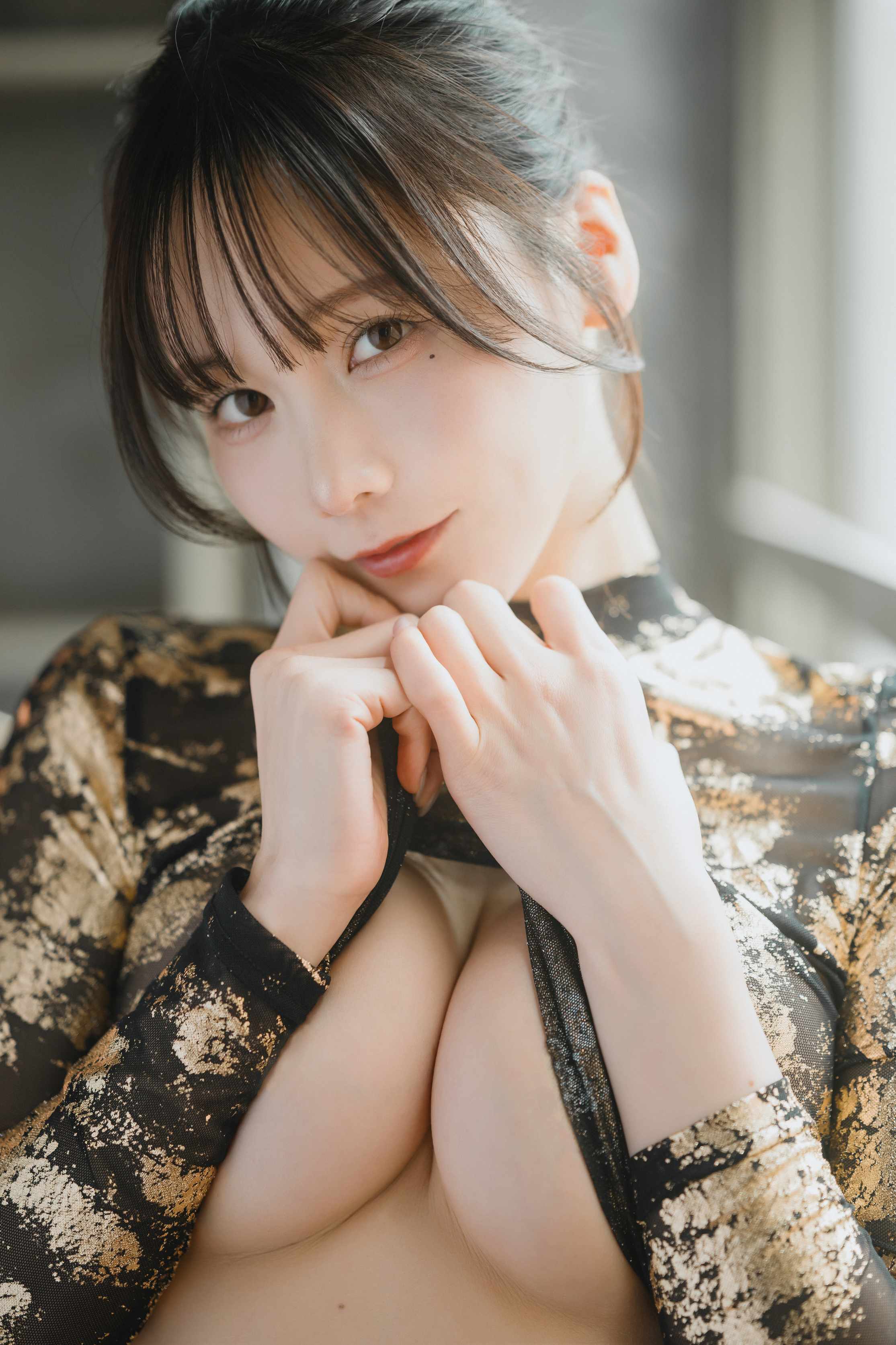 KenKen けん研 – 087 Gold Photobook - 近景特写把皮肤质感拍得很透（第3张，共4张）