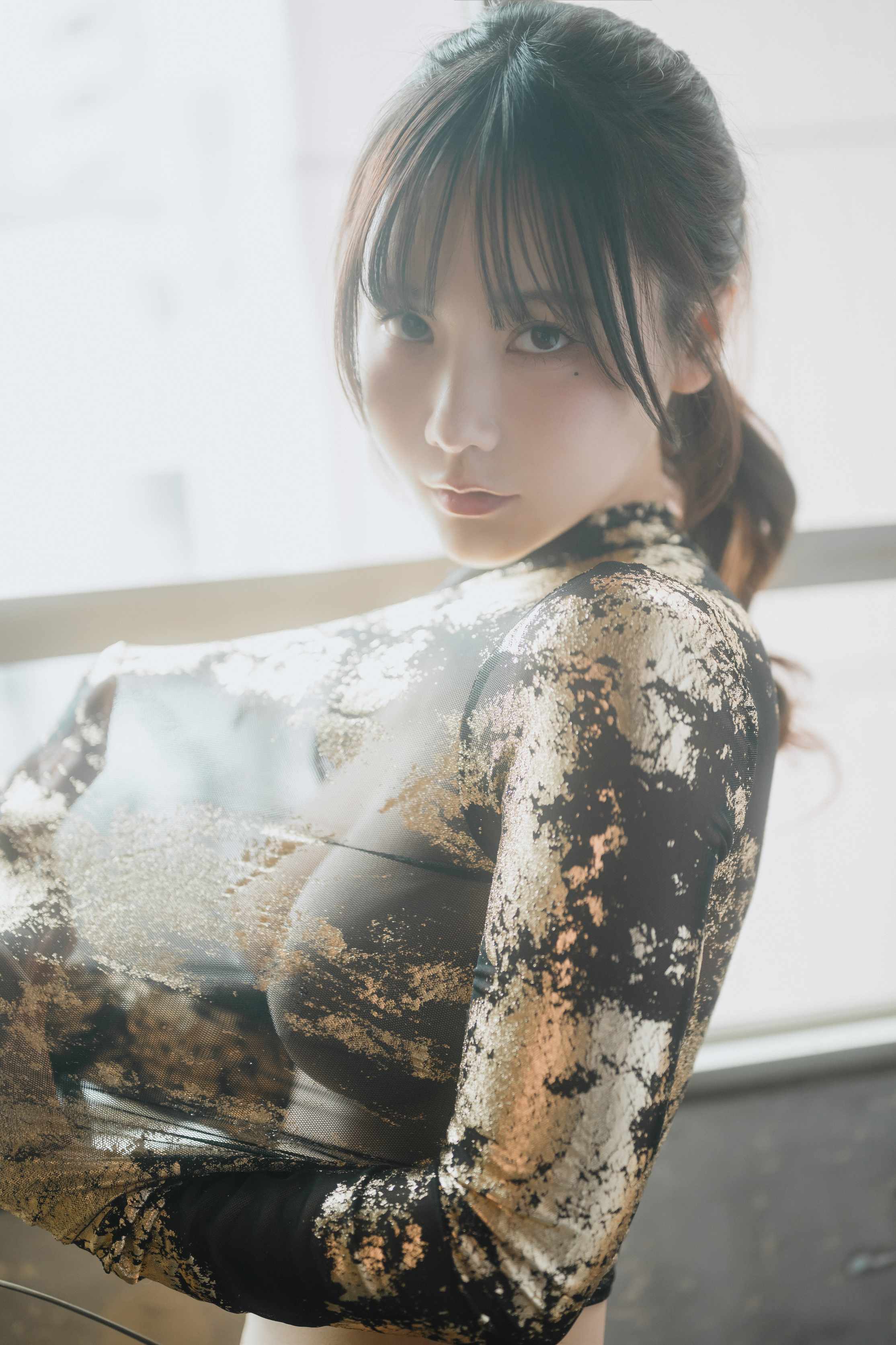 KenKen けん研 – 087 Gold Photobook - 窗边侧光把金箔纹理拍活了（第2张，共4张）