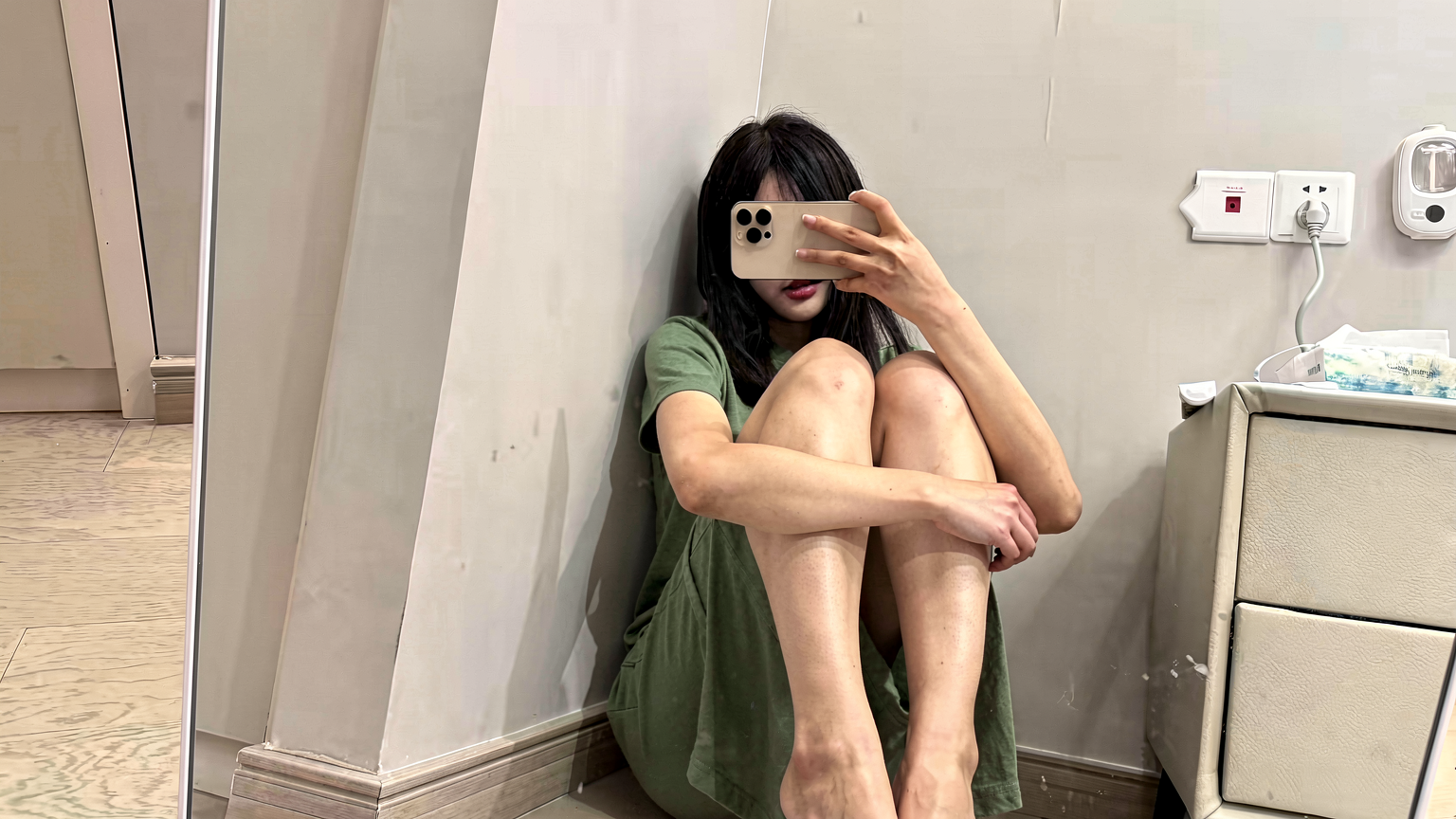 抖音 董香 秘语空间 - 冷调胶片感全靠客厅侧光出片(第3张,共5张)