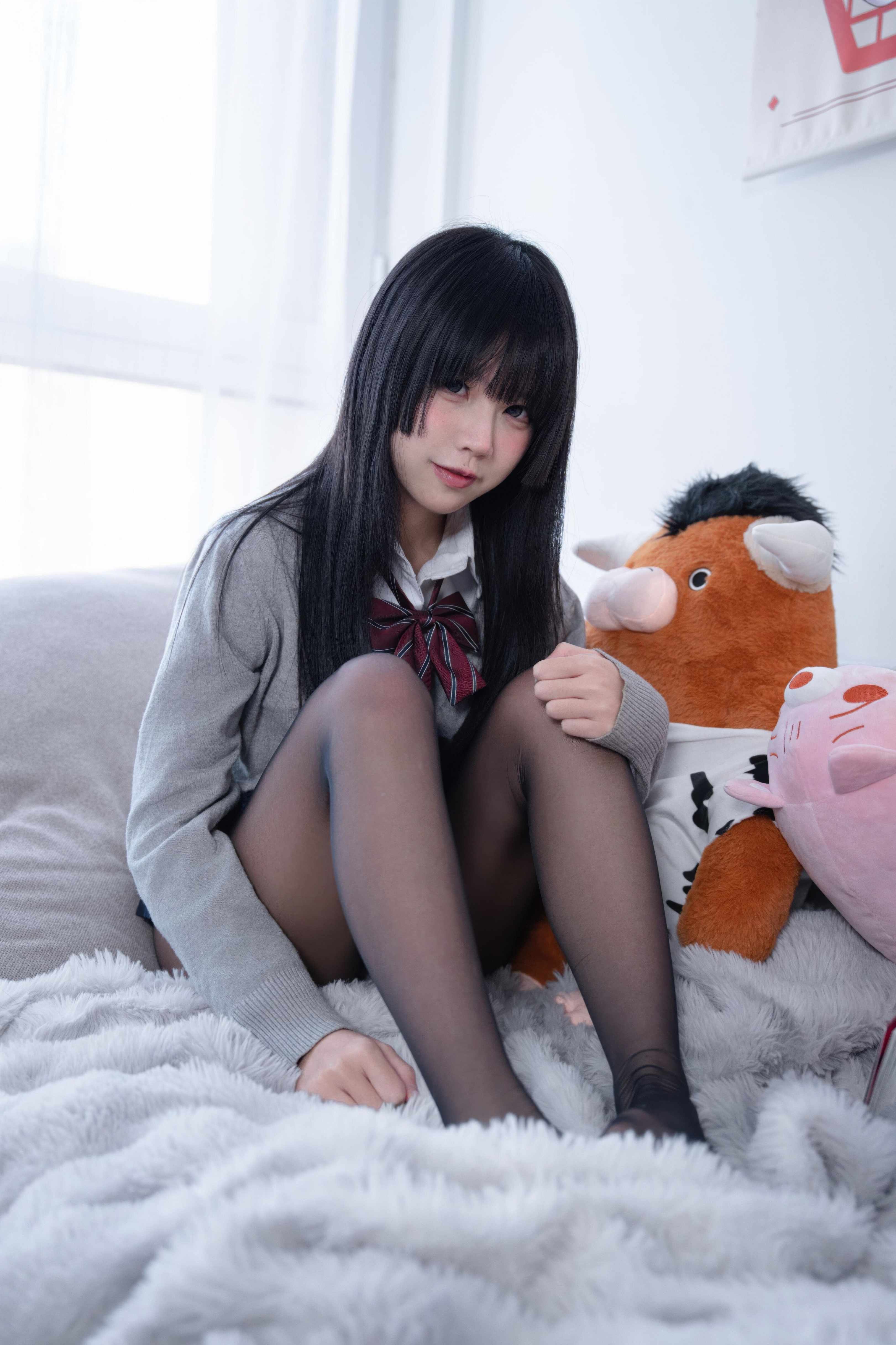 清水凪 彼女の部屋 - 沙发角落的毛绒公仔全是私藏道具（第3张，共4张）