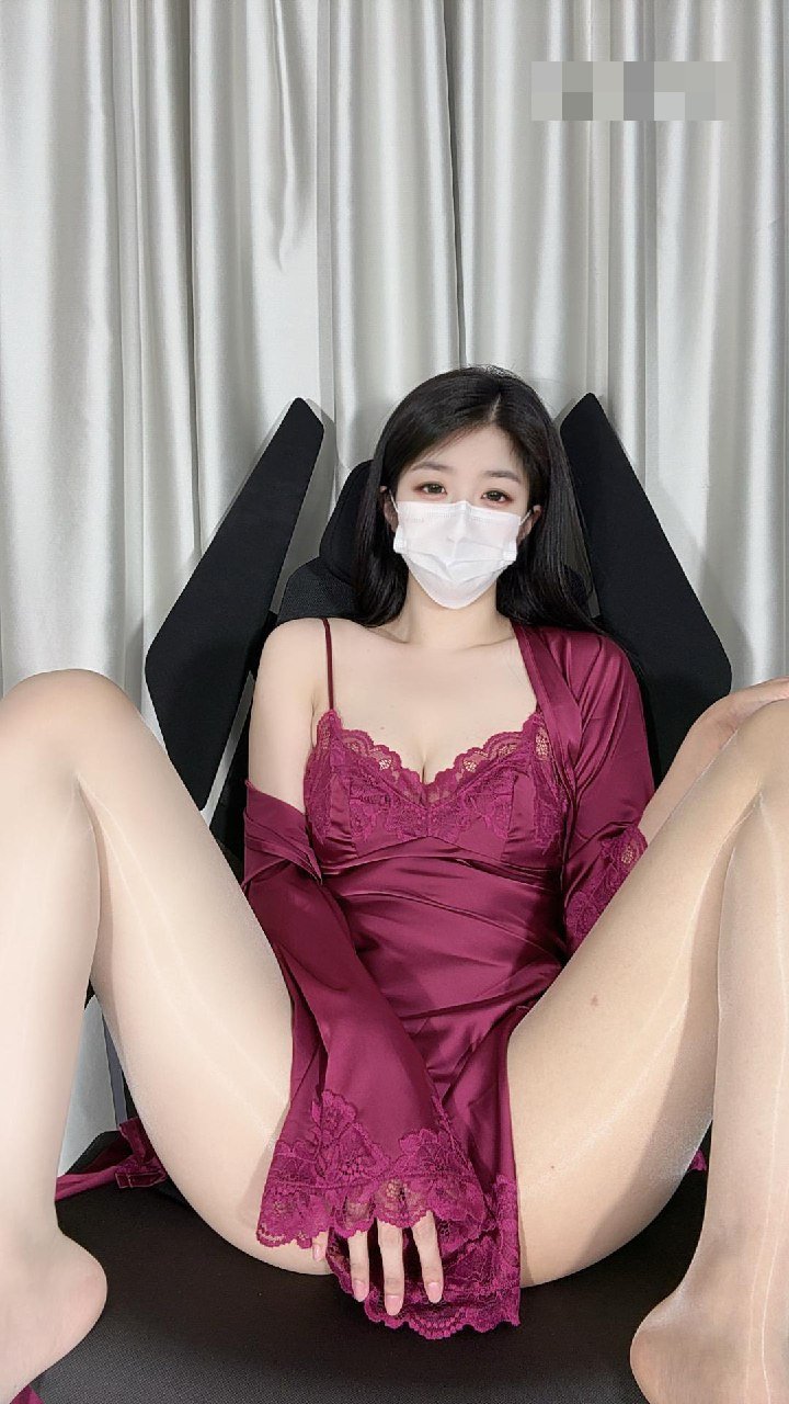 抖音 极品小姨 秘语空间 - 口罩边缘的浅压印子没修掉（第4张，共4张）