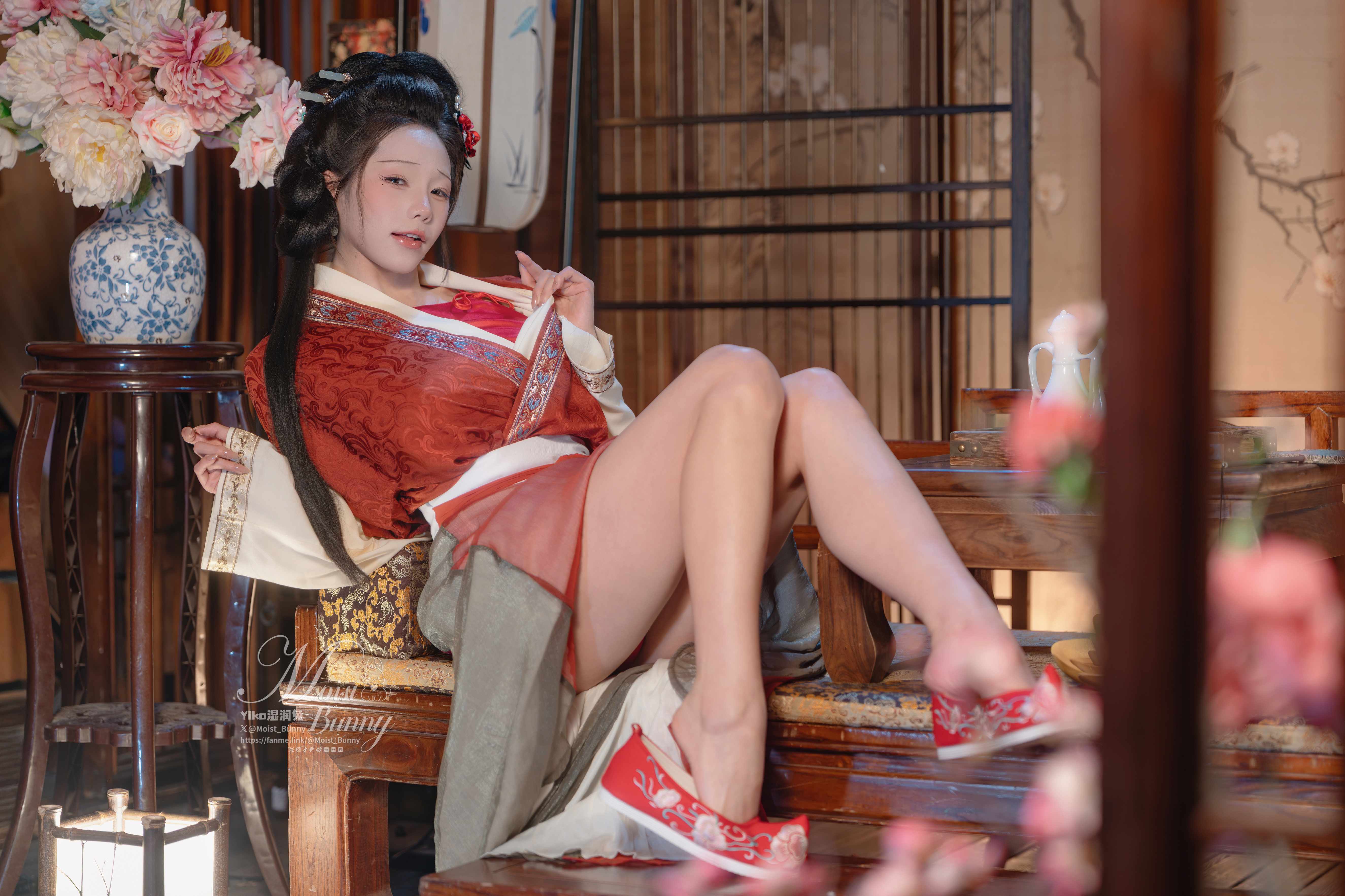 咬一口兔娘 2026年2月作品『快马加鞭 金莲迎春』 - 暗调木屋里的暖光细节(第2张,共4张)