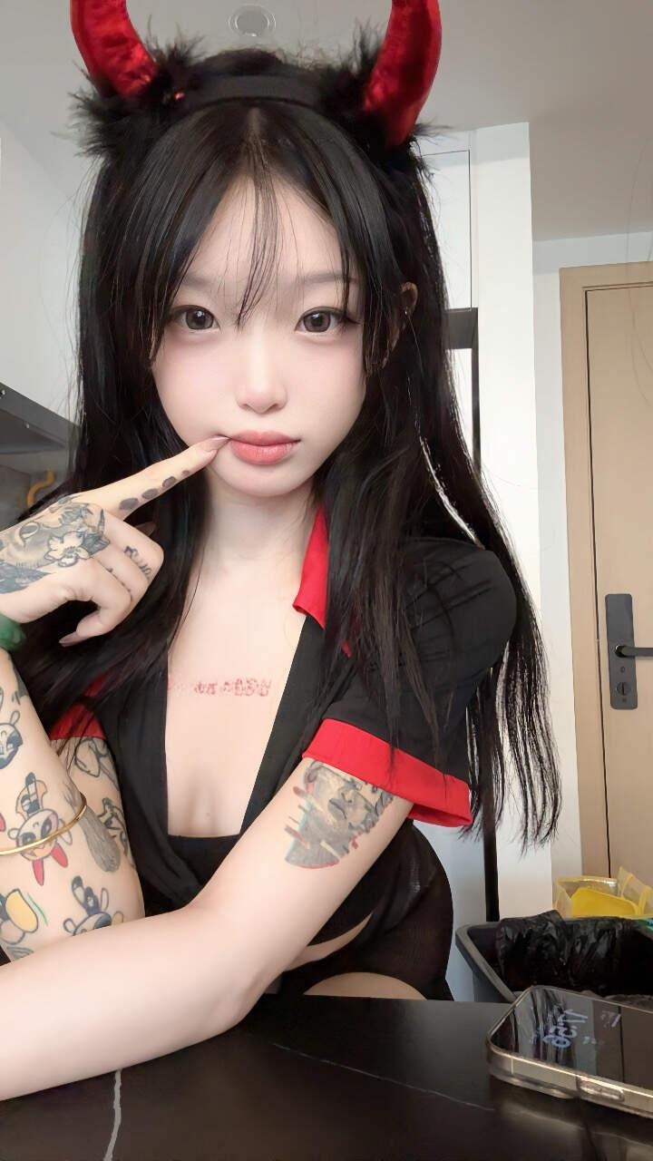 抖音 提苦茶子 岛遇 - 客厅沙发和镜子把空间撑开了(第3张,共5张)