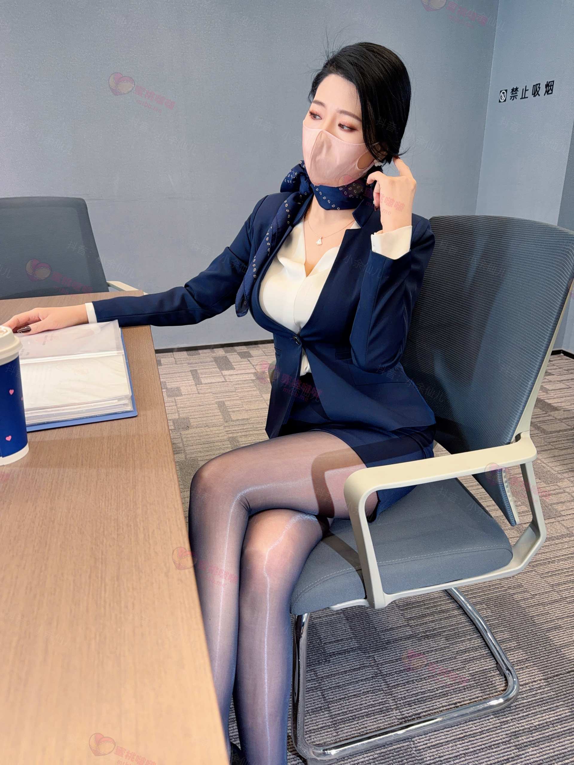 余少奶奶 – 女上司 - 丝巾和口罩的搭配,比单纯西装多了一层意思(第2张,共4张)
