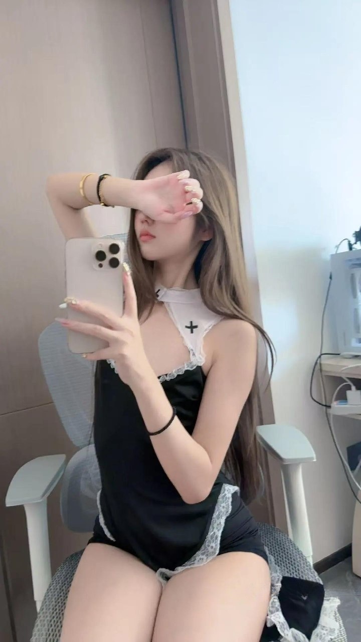 抖音 胡逗逗 秘语空间 - 紫色裤袜的透明度,是这期最挑光线的部分(第2张,共4张)