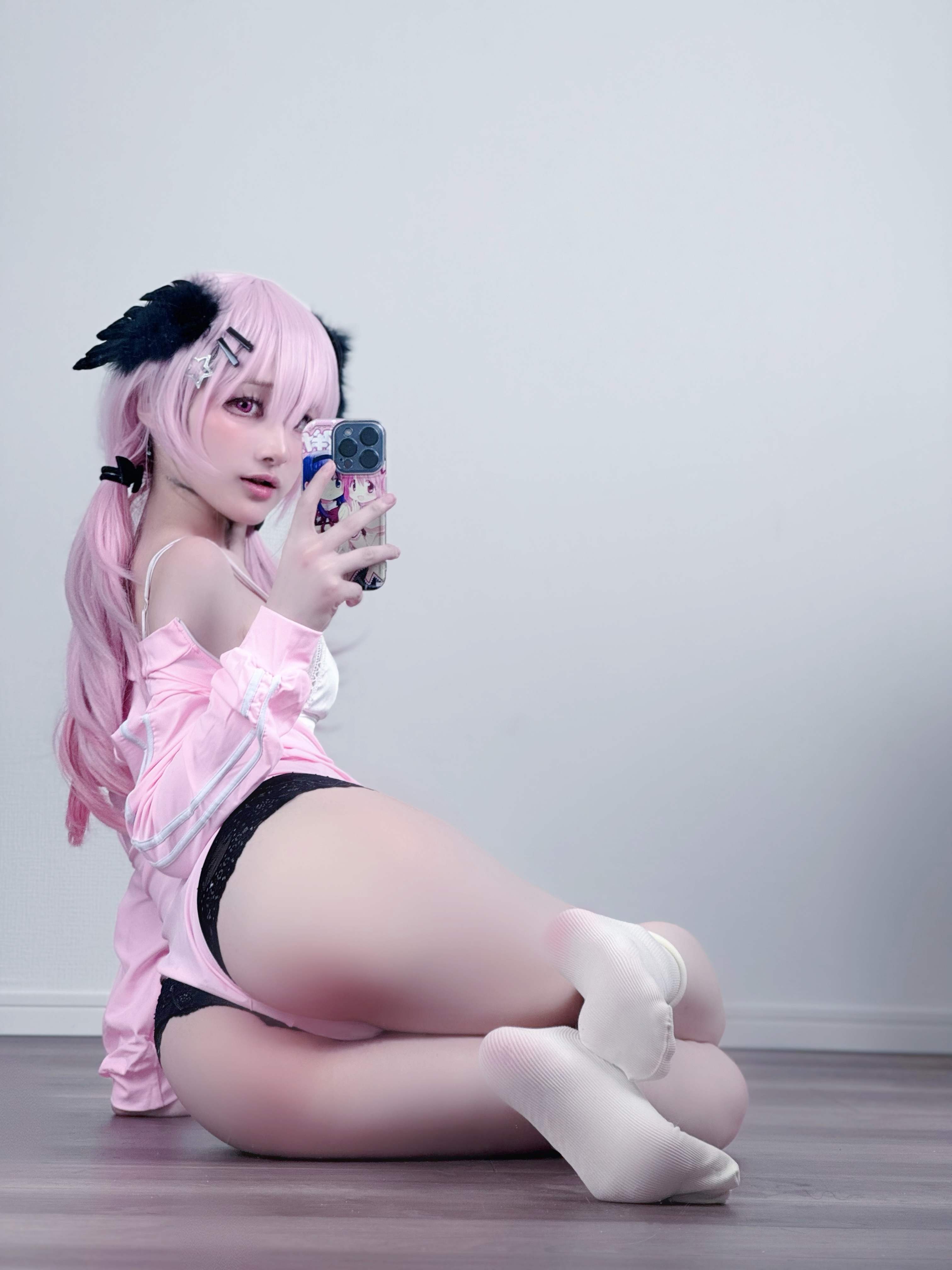 幼愛youmeko – 蔚蓝档案 下江小春 体操服 - 拖鞋和手机，是这套里最自然的松弛感（第2张，共3张）