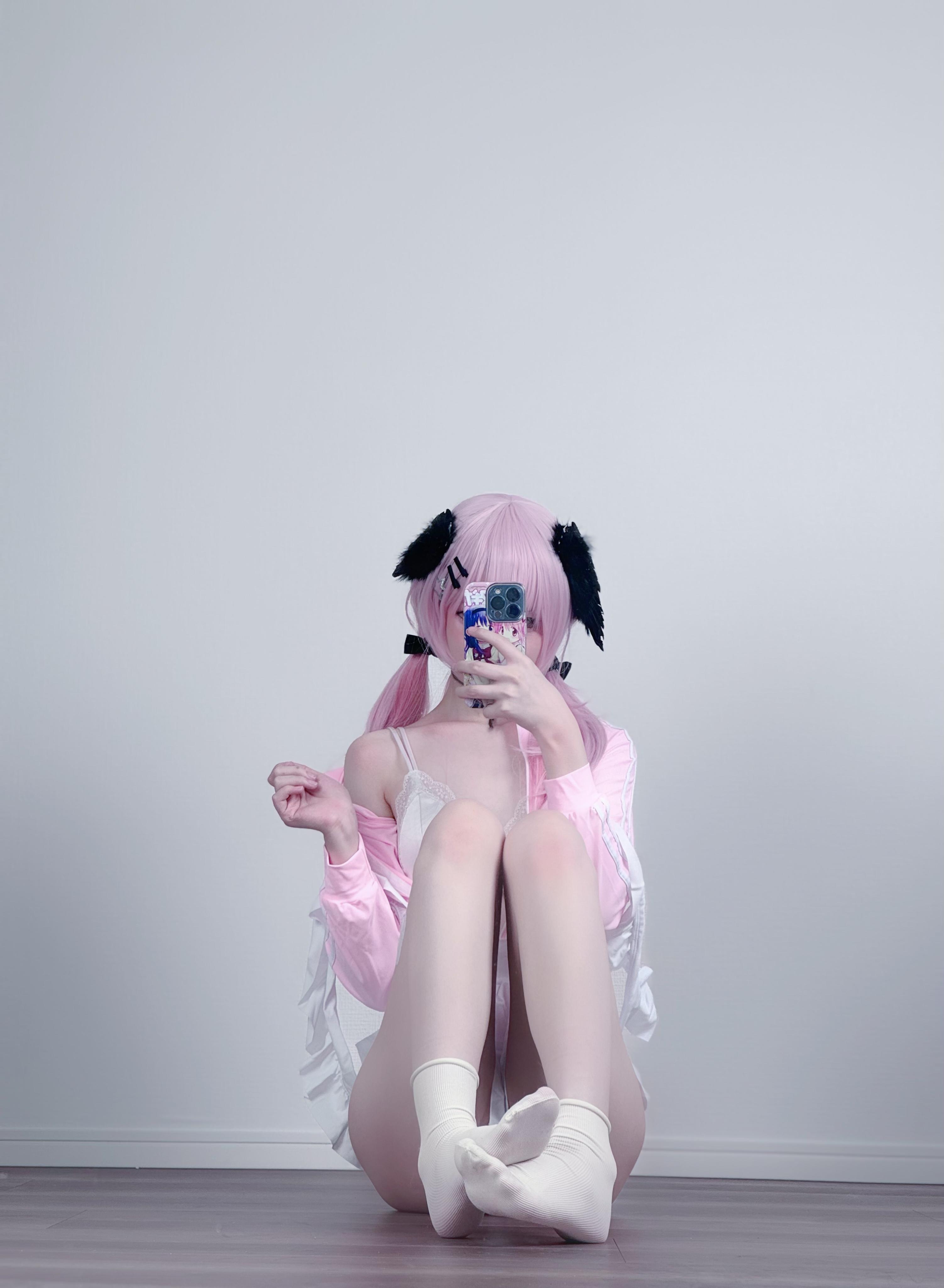 幼愛youmeko – 蔚蓝档案 下江小春 体操服 - 收腿抱膝的构图，放大了角色的“小”（第3张，共3张）