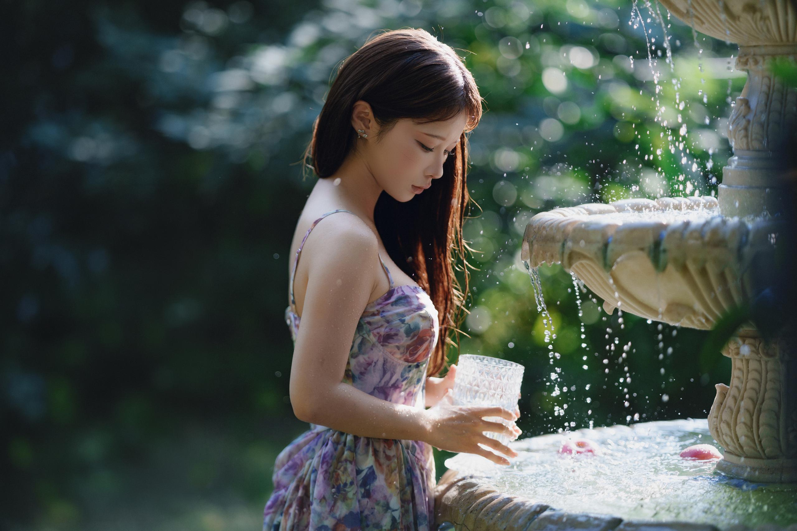 蠢沫沫 水池碎花裙 - 碎花裙的肩带处理,比想象中老实(第1张,共3张)