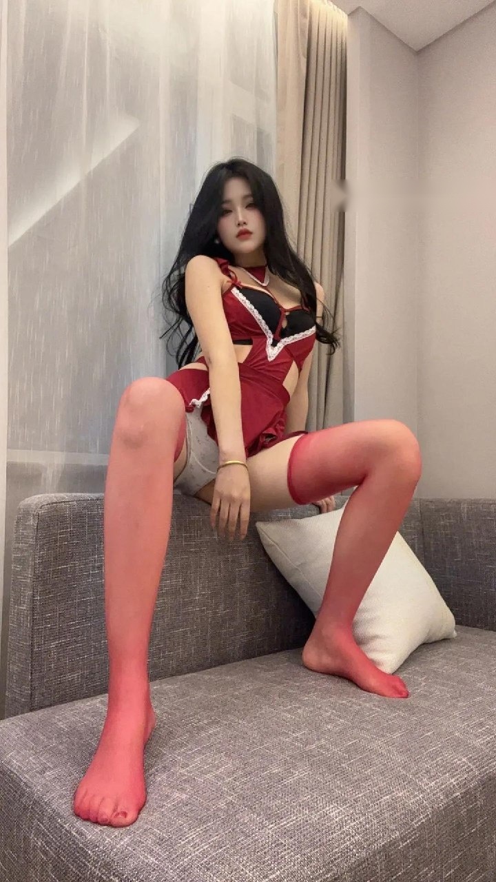 抖音 辰妈吖 岛遇 - 红色连裤袜和那双细腿的视觉冲击(第3张,共3张)