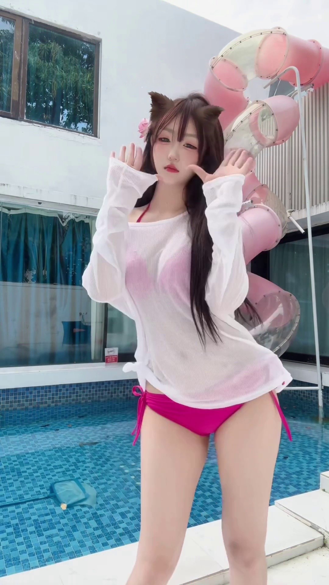 抖音 允朵 秘语空间 【9V】 - 泳池边的粉色螺旋滑梯，把色调整个拉暖了（第2张，共5张）