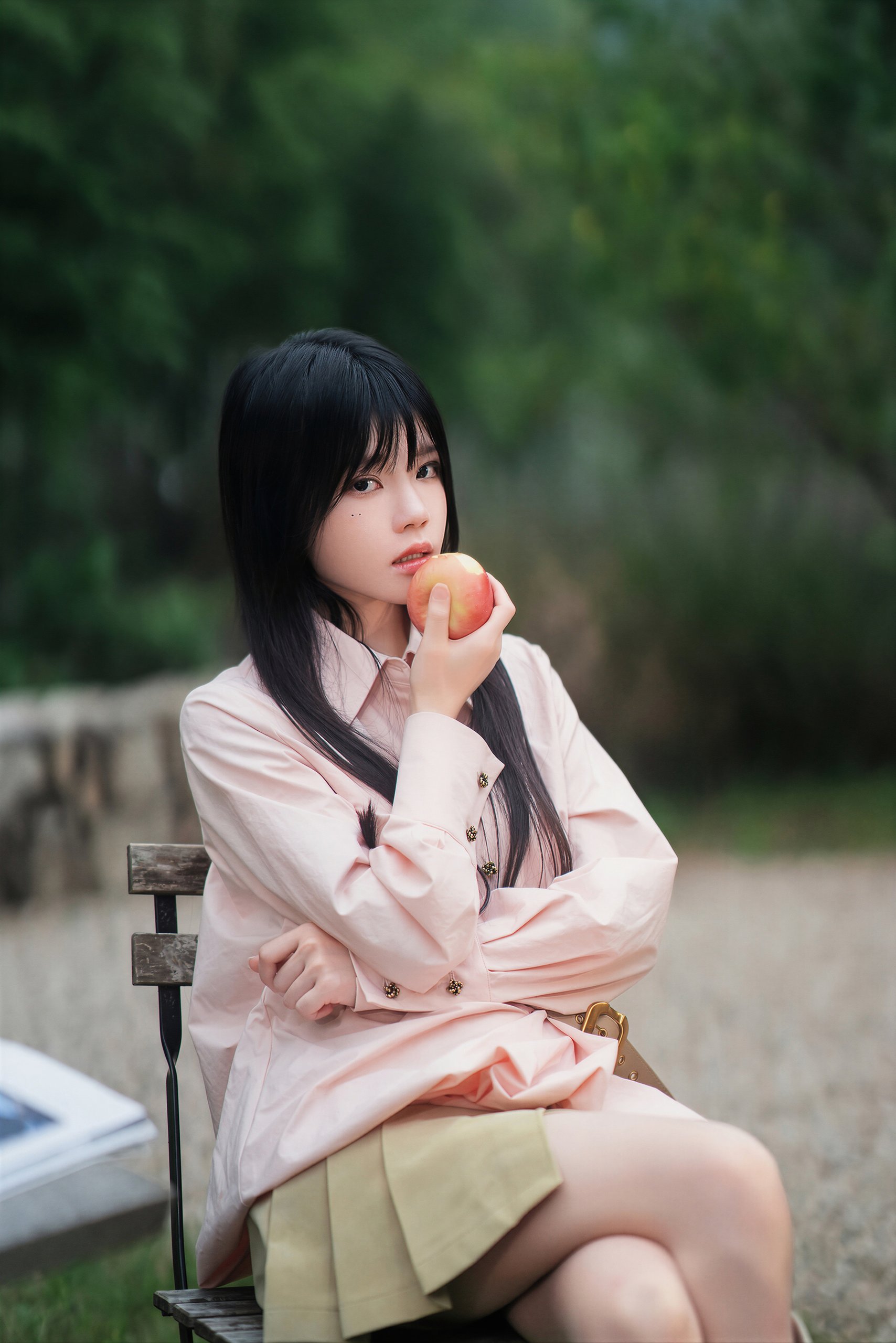 桜桃喵 – 温存 - 粉衬衫配燕麦色短裙,户外那几张才是重点(第3张,共4张)