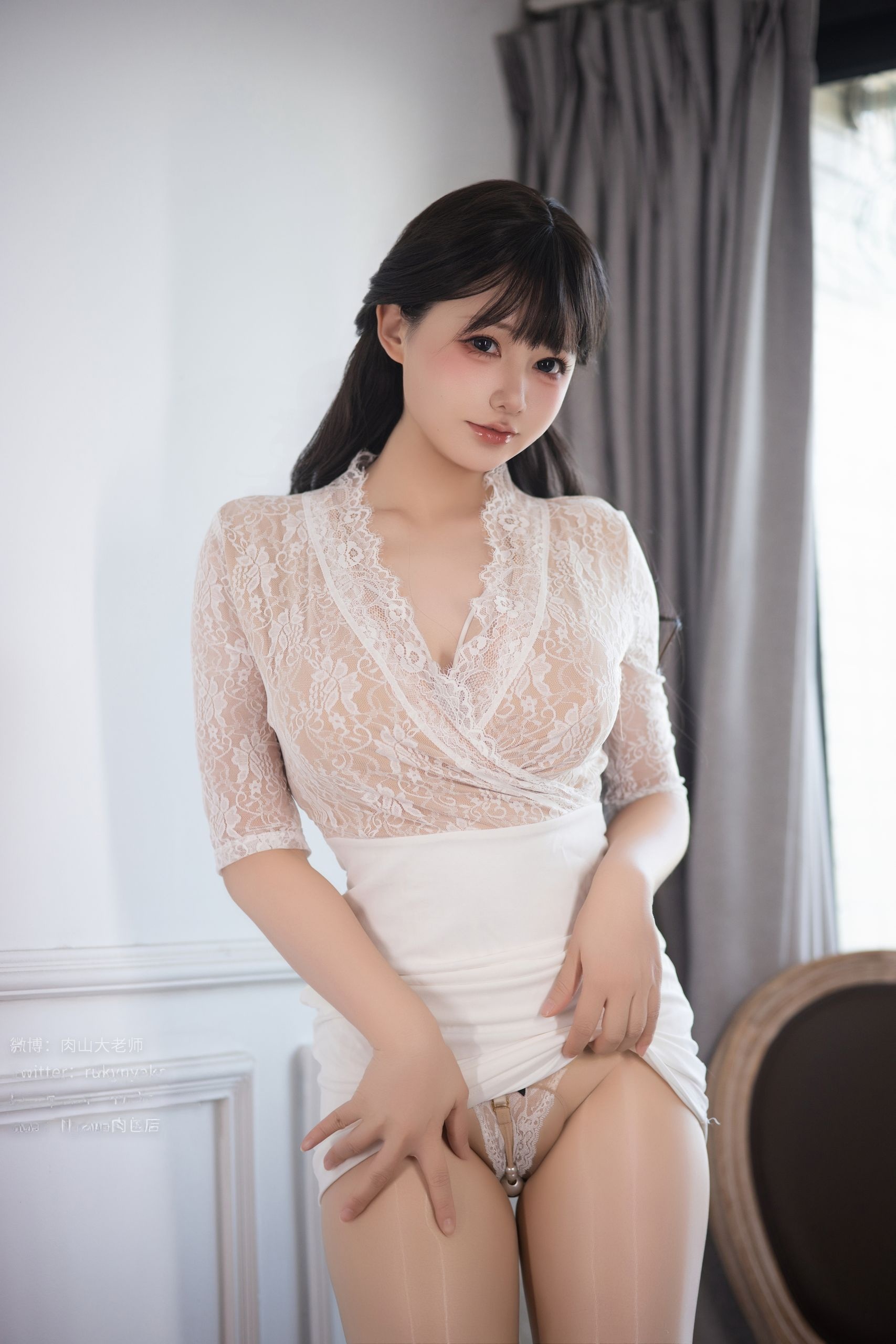 Nyako喵子 熟女エロエロ - 从椅背到沙发,场景换了但光线逻辑没变(第2张,共3张)