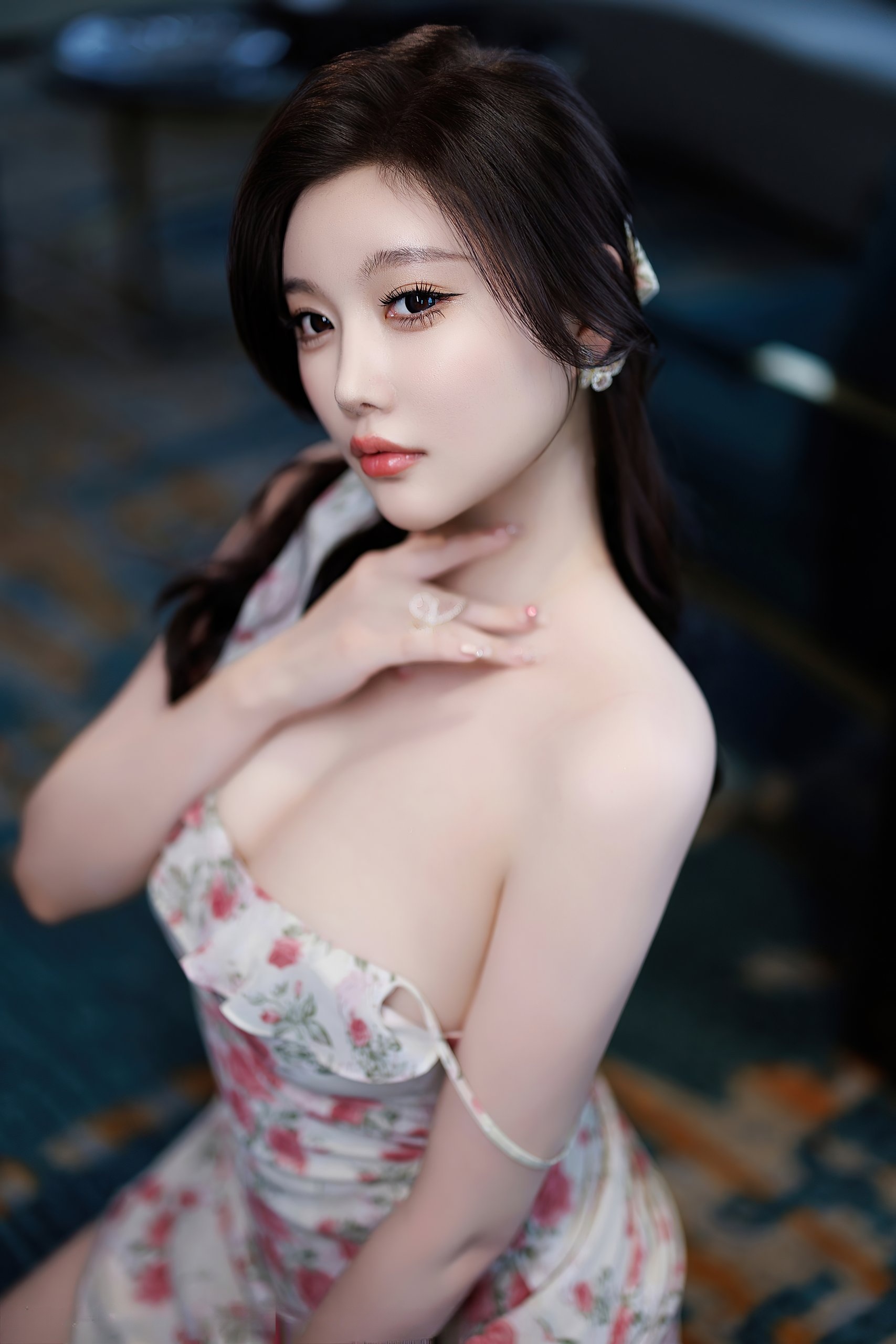 Xiuren秀人网2025.11.12 CHENCHEN92+/ - 白蕾丝那组的冷调处理,跟碎花裙是两套语言(第2张,共4张)