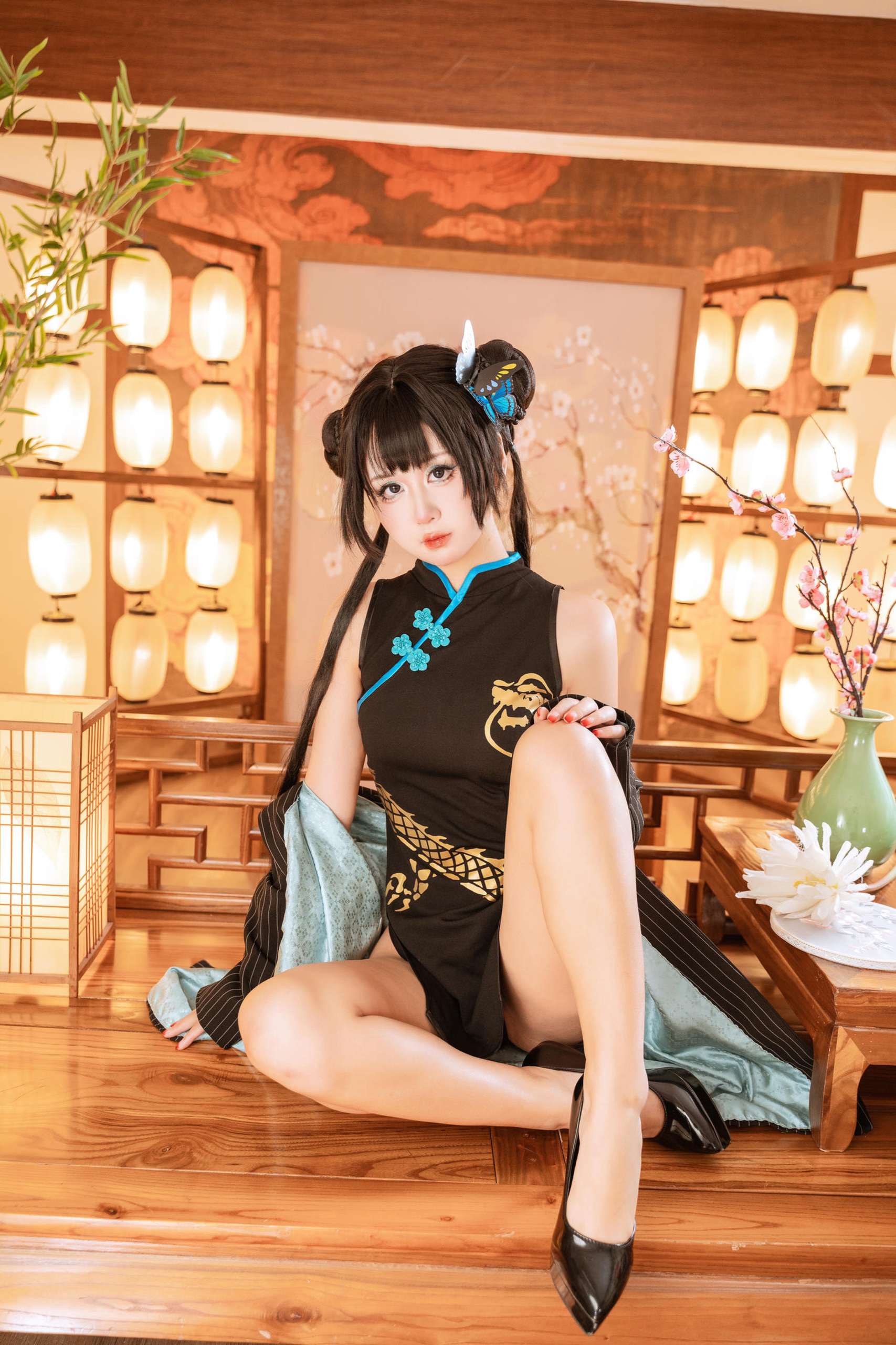 萌芽儿o0 龙华妃咲 - 黑旗袍配湖蓝盘扣,细节全在领口(第2张,共4张)