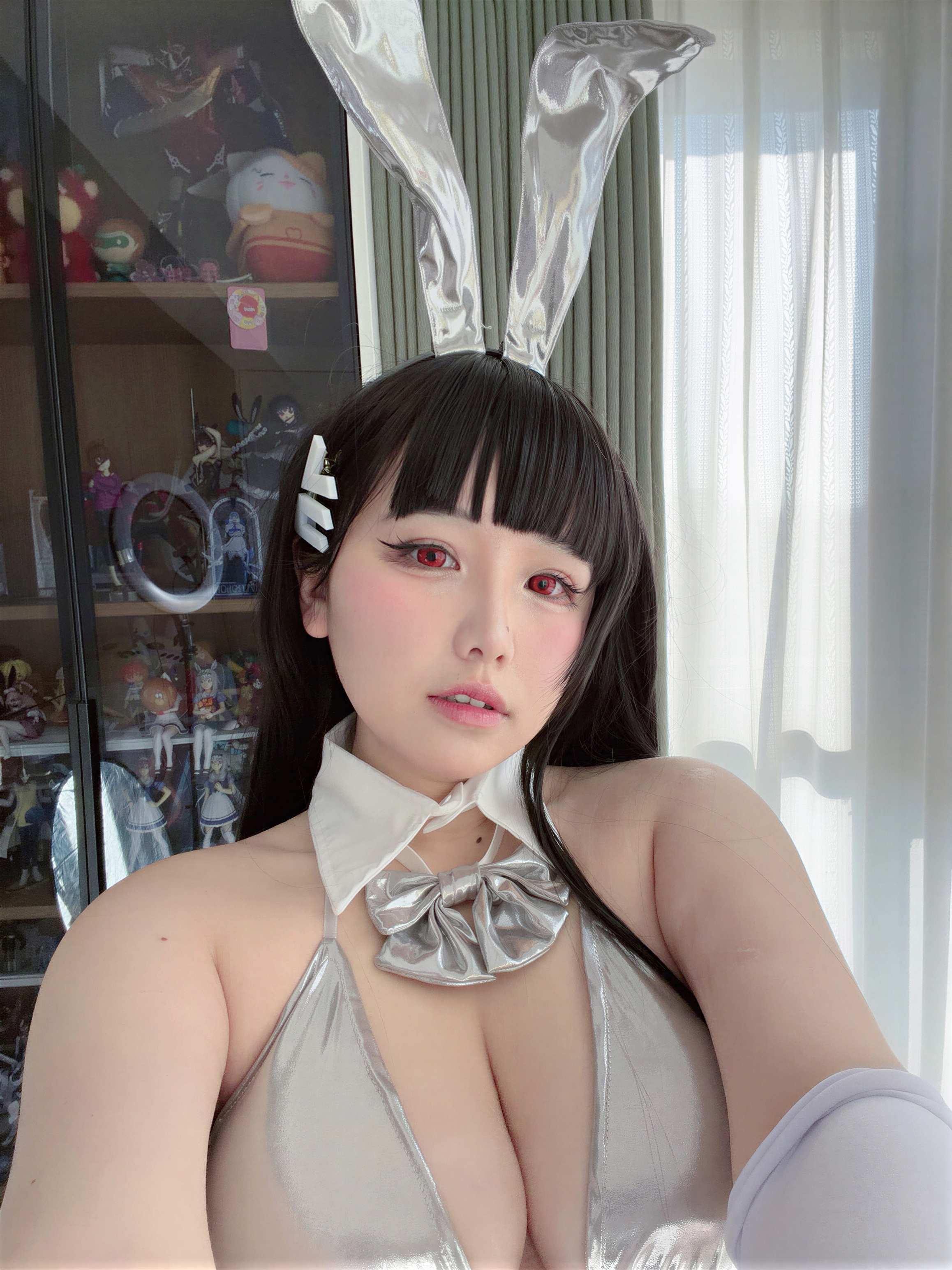 阿半今天很开心 蔚蓝档案 调月莉音 银色长裙 - 室内的光线,把银色面料的质感吃透了(第4张,共5张)