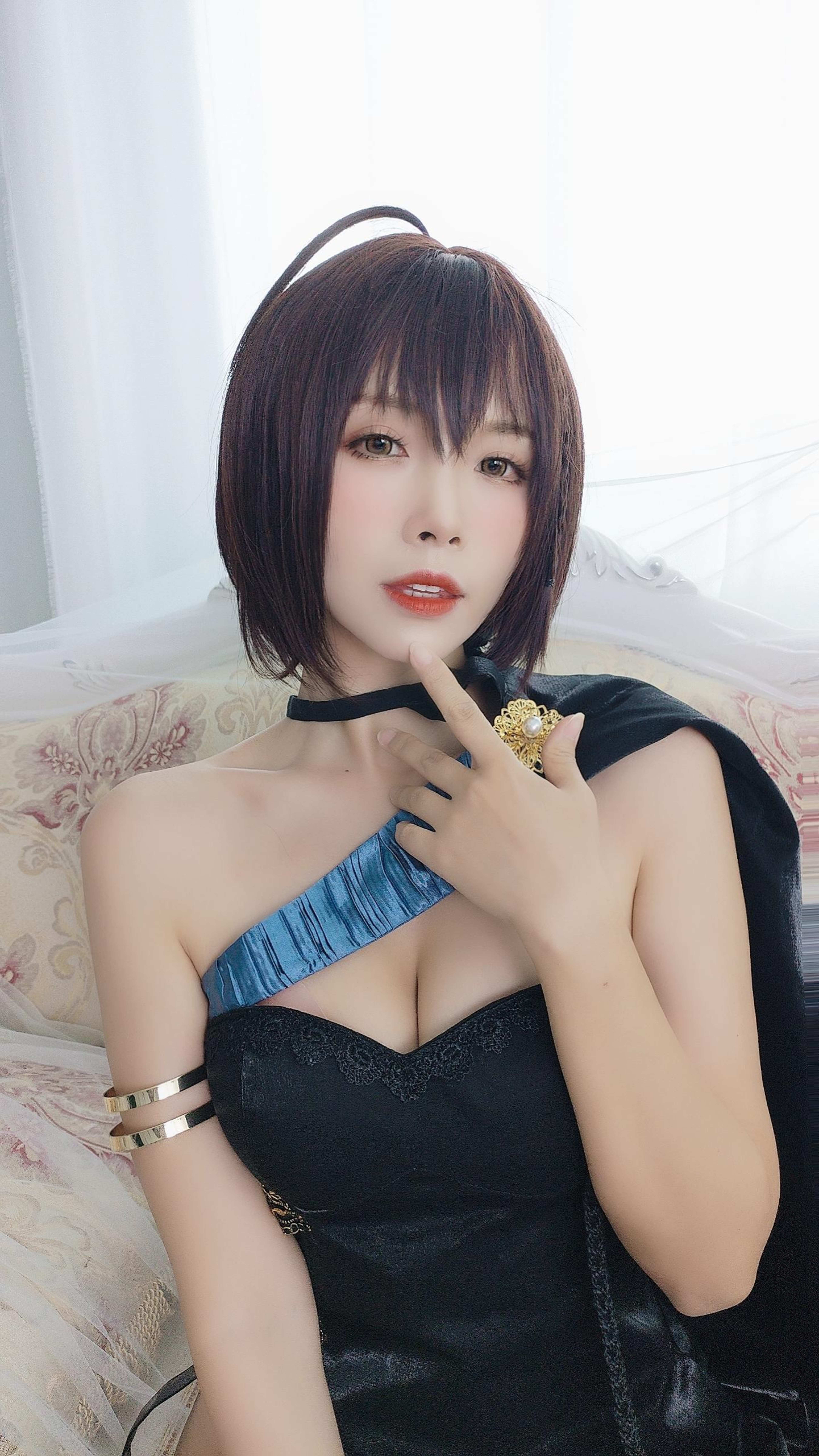Neko薇薇 巴尔的摩礼服 - 侧脸那几张,眼神比服装更抓人(第2张,共4张)