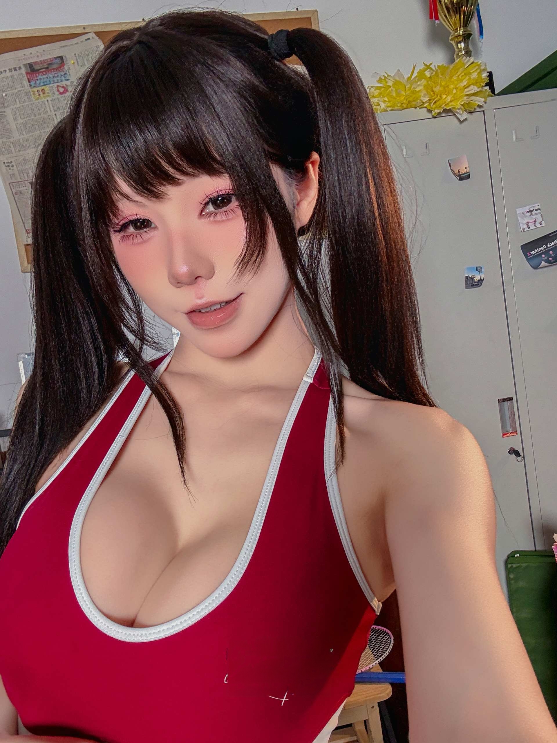 咬一口兔娘 订阅『首席啦啦队员 』 - 更衣室铁皮柜前的道具摆得挺满(第3张,共5张)