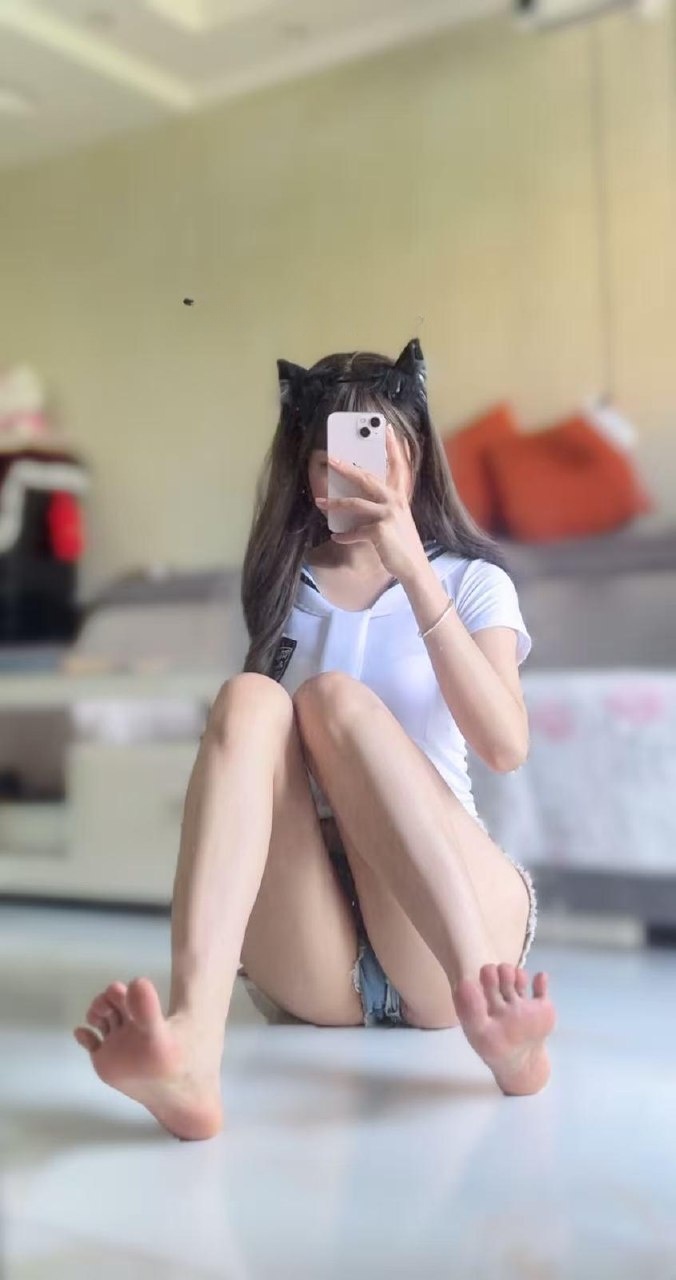 抖音 小桃咩 岛遇 - 手机挡脸的构图，反而把视觉重心推给了下半身（第4张，共4张）