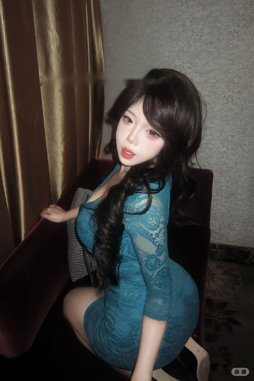抖音 勾勾公主 岛遇 - 蓝蕾丝裙的质感和光影，是翻来覆去看的重点（第2张，共5张）