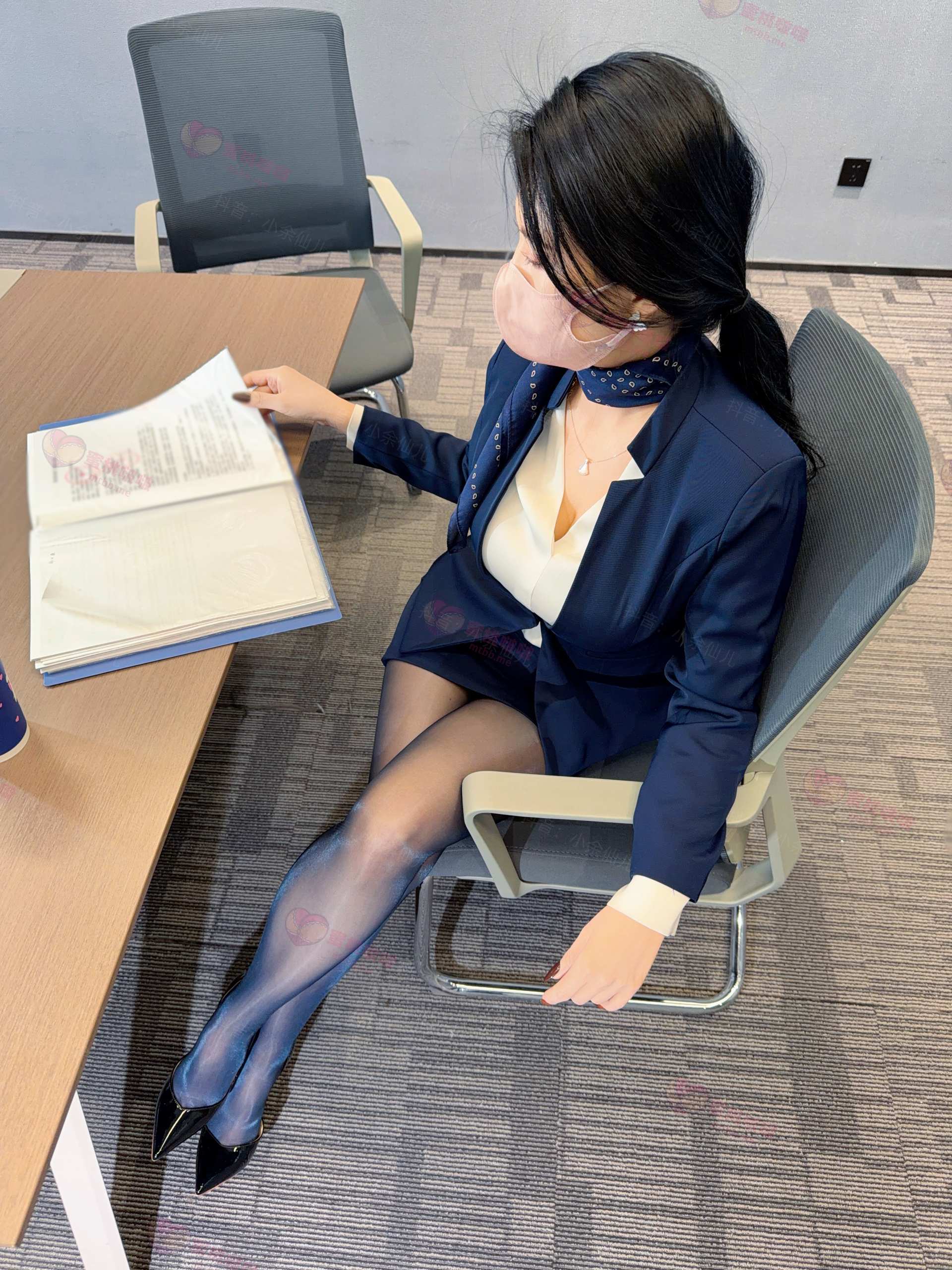 余少奶奶 – 女上司 - 翻文件那张,眼神和手指的细节都在(第4张,共4张)