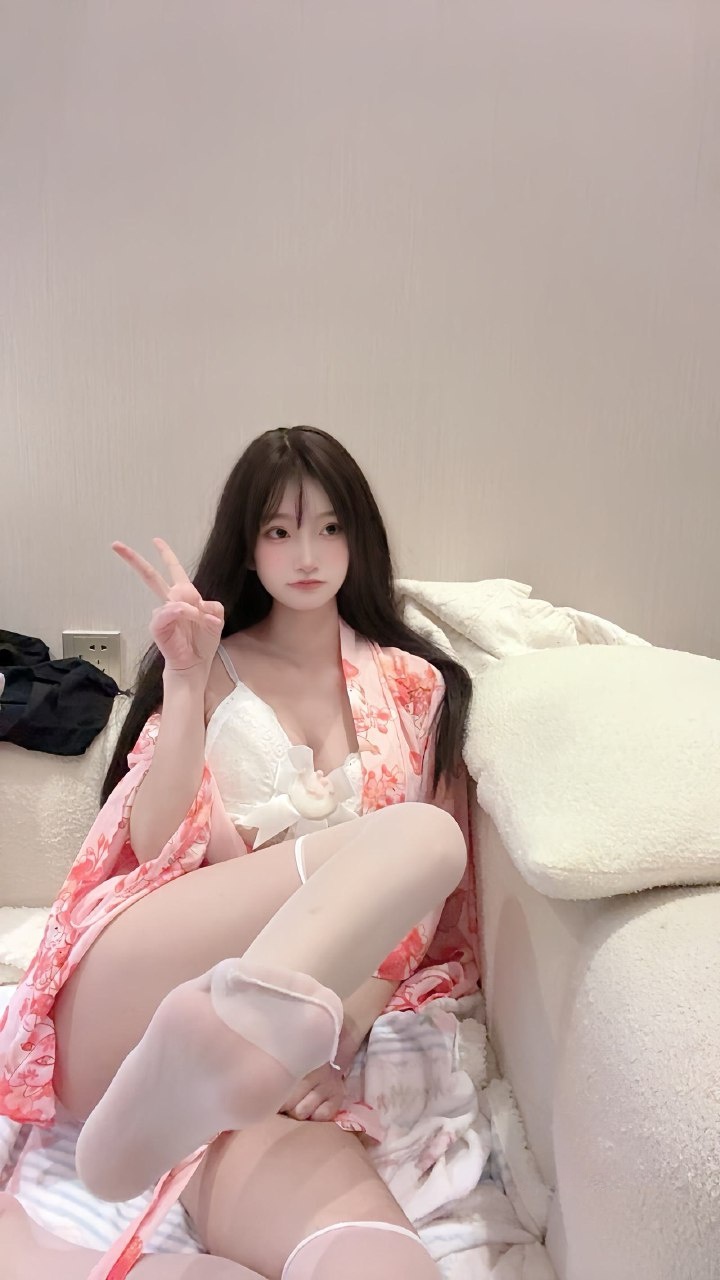 抖音 香屁酱 岛遇 - 白丝和袜口那圈细节，才是这期的暗线（第5张，共5张）